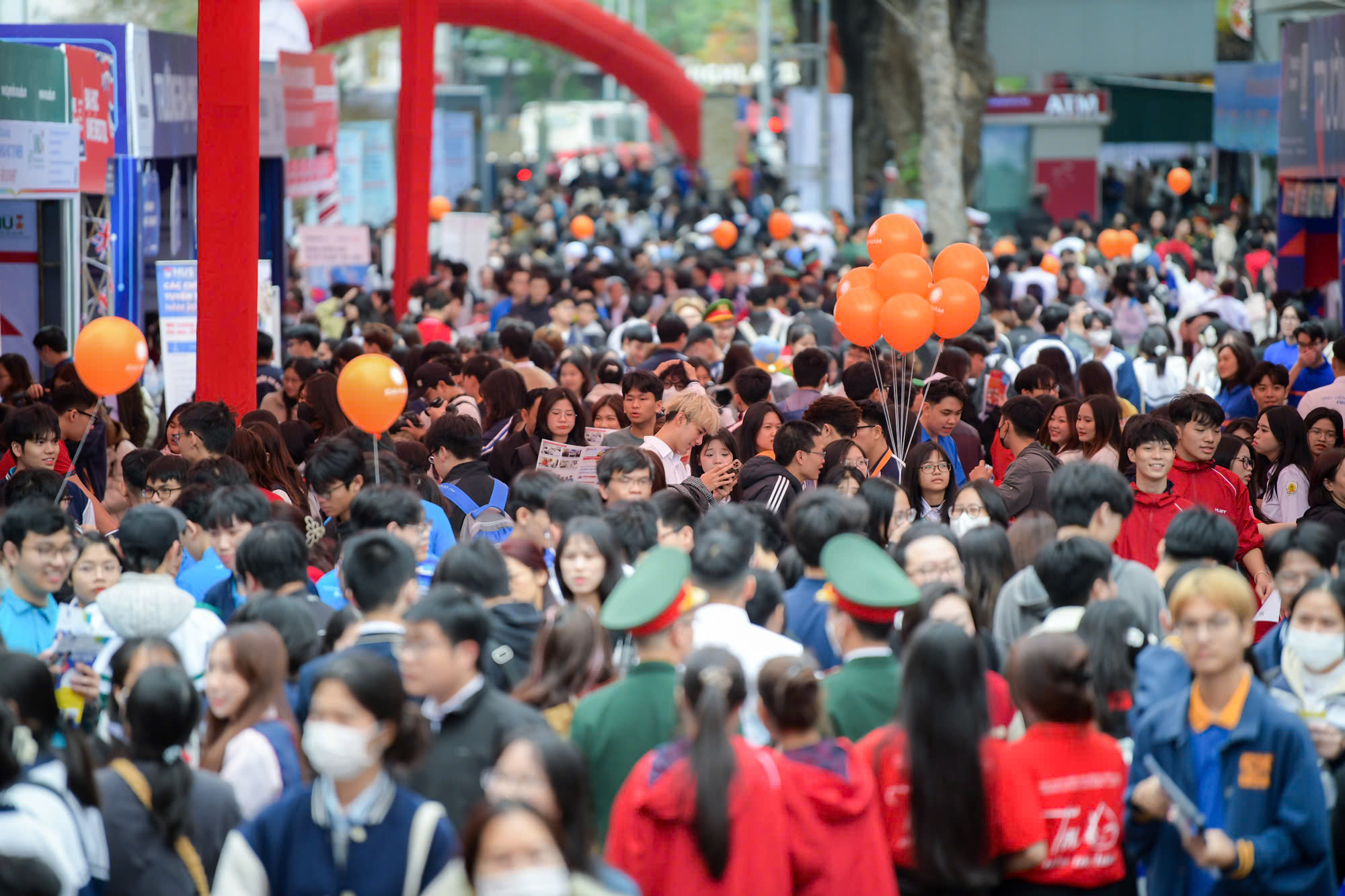 Dangrangto khuấy động ngày hội tư vấn tuyển sinh, chúc các sĩ tử 'chớ thấy sóng cả mà ngã tay chèo' - Ảnh 2.