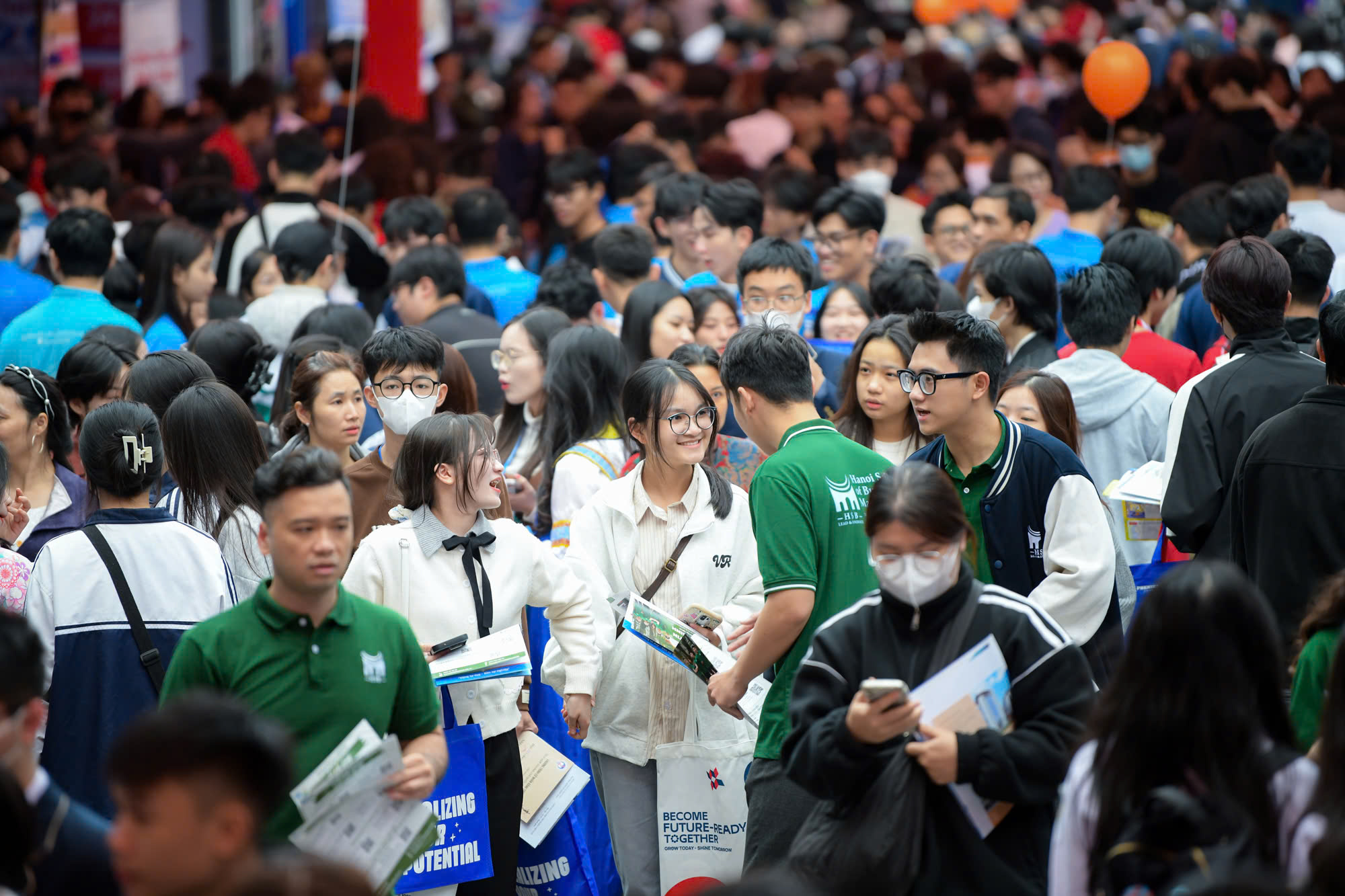 Dangrangto khuấy động ngày hội tư vấn tuyển sinh, chúc các sĩ tử 'chớ thấy sóng cả mà ngã tay chèo' - Ảnh 4.