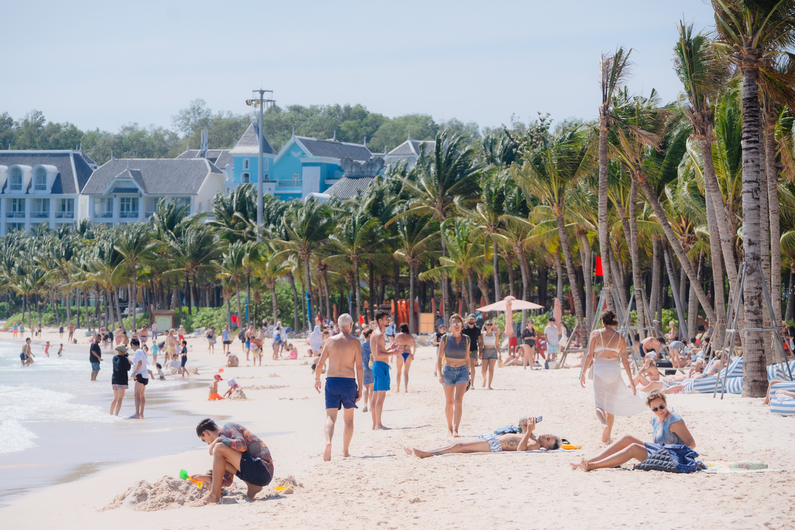 飛行機のチケットが破れた事件から:自宅にゲストを適切に迎えるには? - 写真 2。 Từ vụ xé vé máy bay: Khách đến nhà đón sao cho phải? - Ảnh 2.
