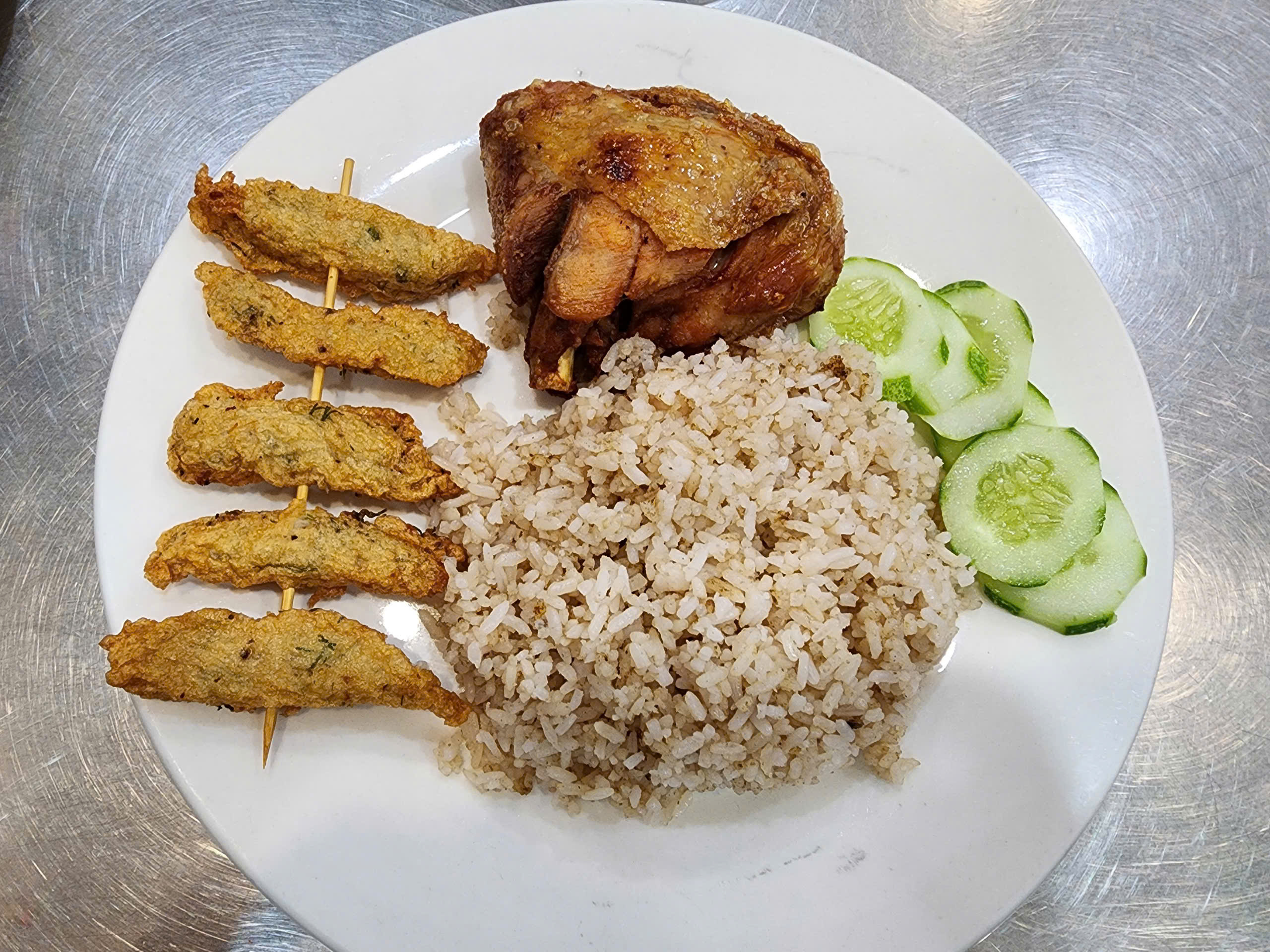 Cơm gà xối mỡ 50.000 đồng/đĩa, bán chưa đến bốn tiếng đã hết sạch - Ảnh 3. Cơm gà - Ảnh 3.