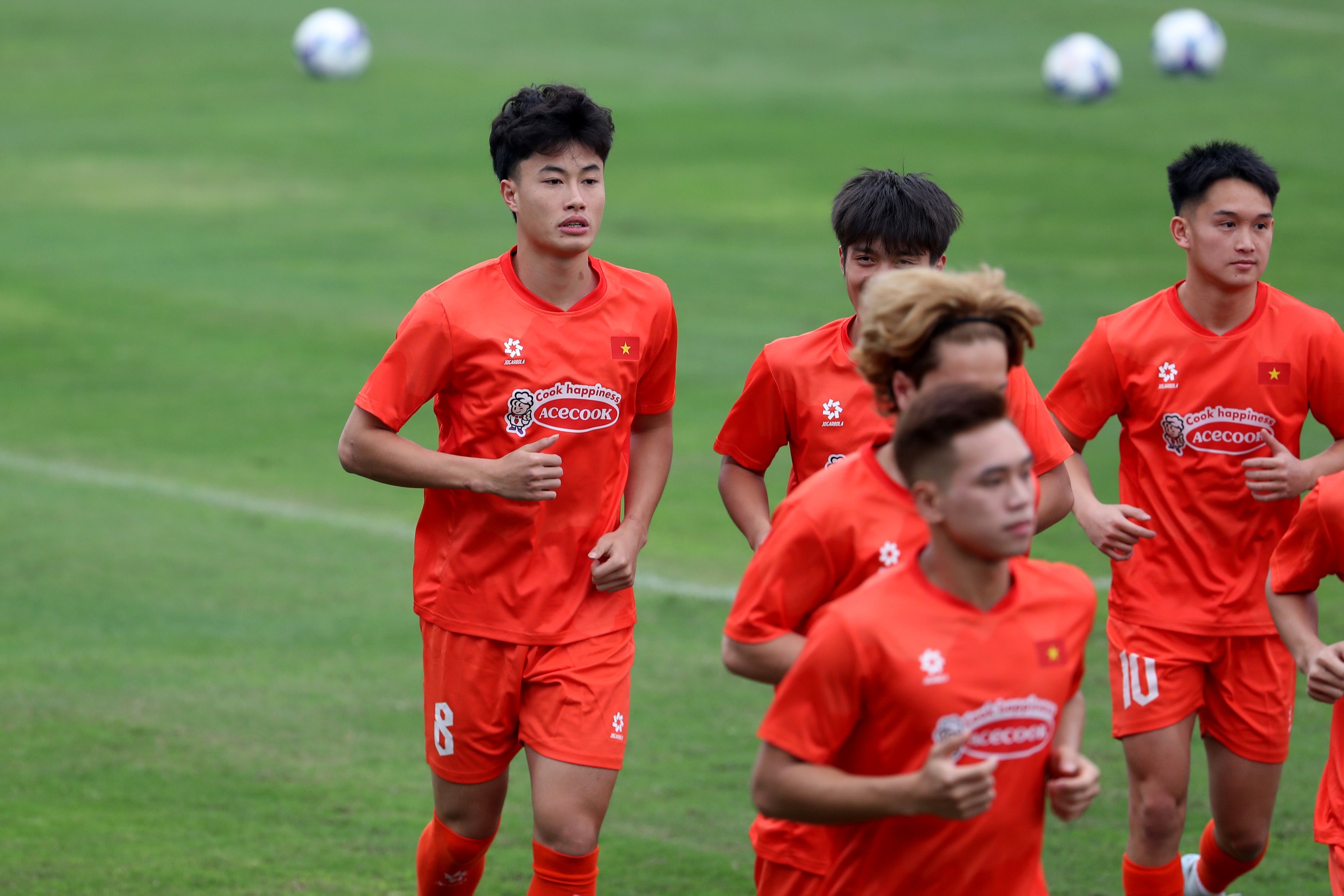 Tiền vệ Nguyễn Văn Trường đeo băng đội trưởng U22 Việt Nam - Ảnh 1. Tiền vệ Nguyễn Văn Trường đeo băng đội trưởng U22 Việt Nam - Ảnh 1.