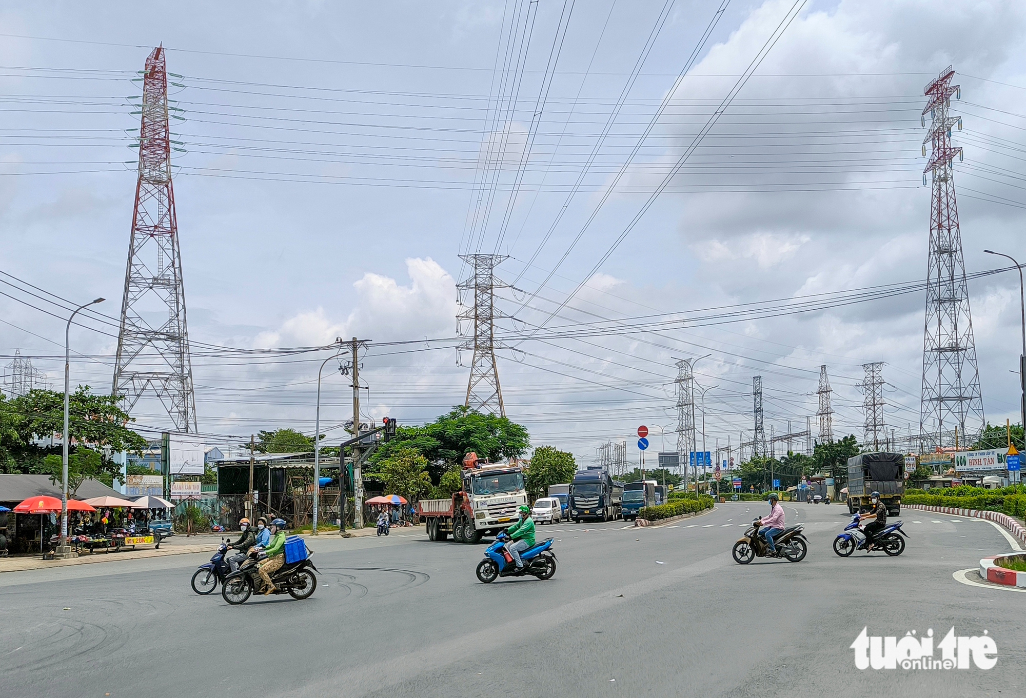 TP.HCM lắp máy bơm ‘khủng’ để giải ngập quốc lộ 1, đoạn gần cầu An Lập  - Ảnh 1.