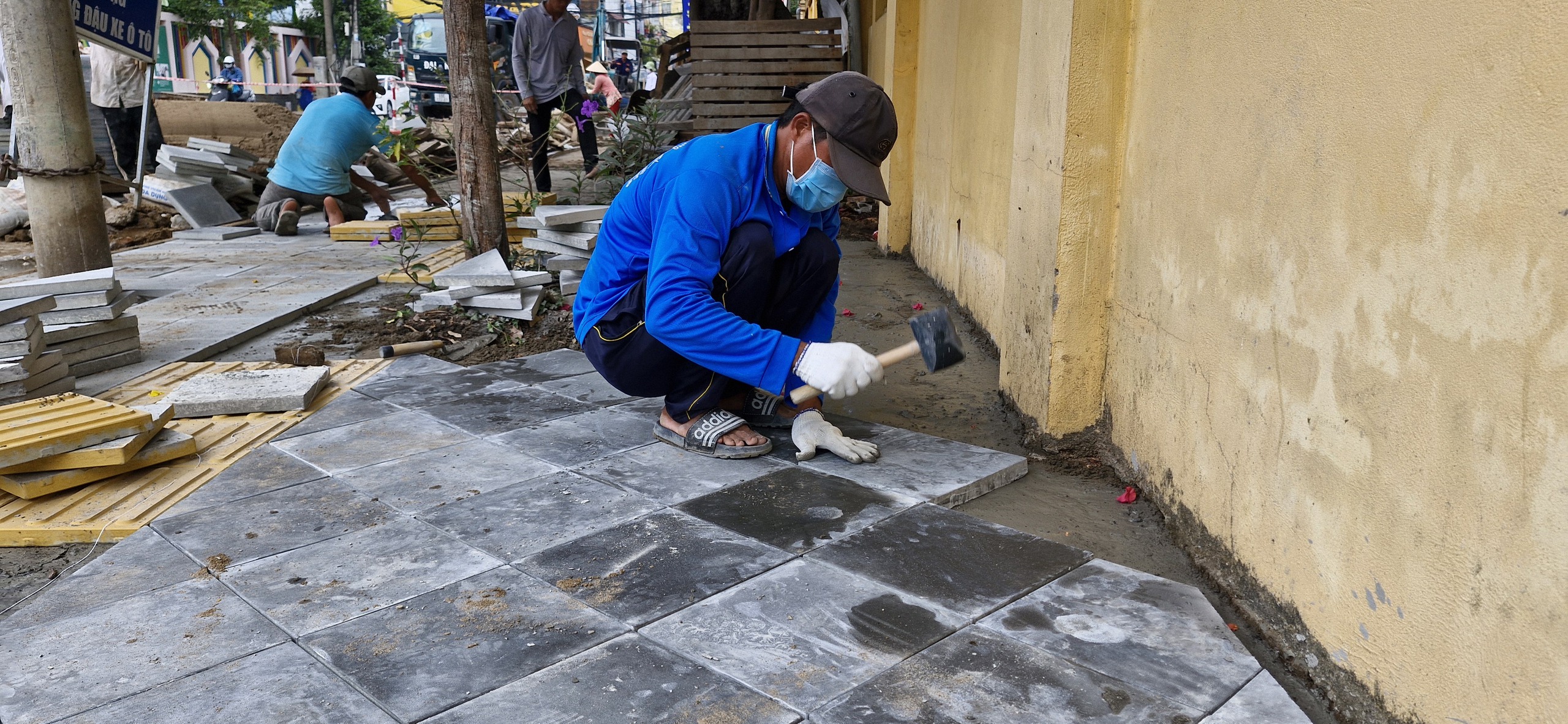 Thay gạch vỉa hè hàng loạt tuyến đường trung tâm thành phố Cần Thơ - Ảnh 1.