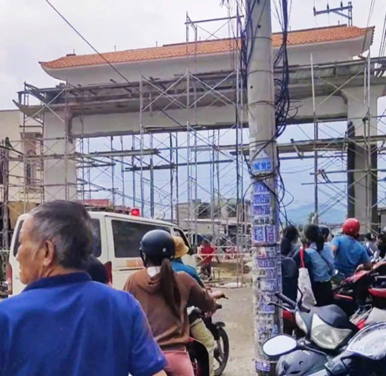 Sập giàn giáo xây cổng chào, 5 người bị thương - Ảnh 1. Sập giàn giáo xây cổng chào, 5 người bị thương - Ảnh 1.