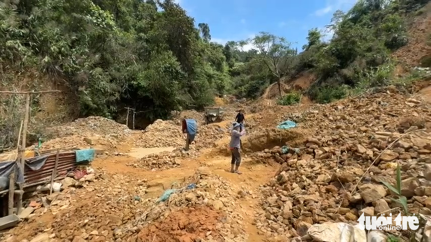 Quảng Nam yêu cầu truy quét khai thác vàng trái phép mà Tuổi Trẻ phản ánh - Ảnh 1.