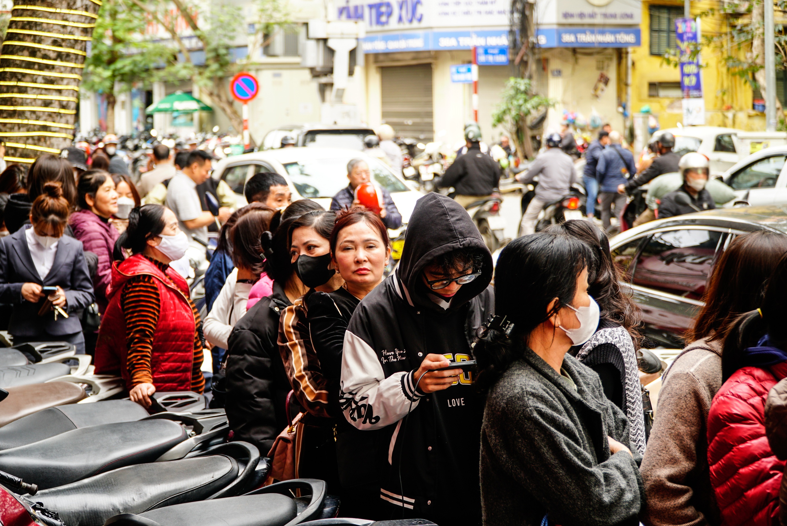 Gold price hits record 100 million VND/tael, queued for 2 hours to buy half a tael - Photo 1. Giá vàng lập kỉ lục 100 triệu đồng/lượng, xếp hàng 2 tiếng để mua nửa chỉ - Ảnh 1.