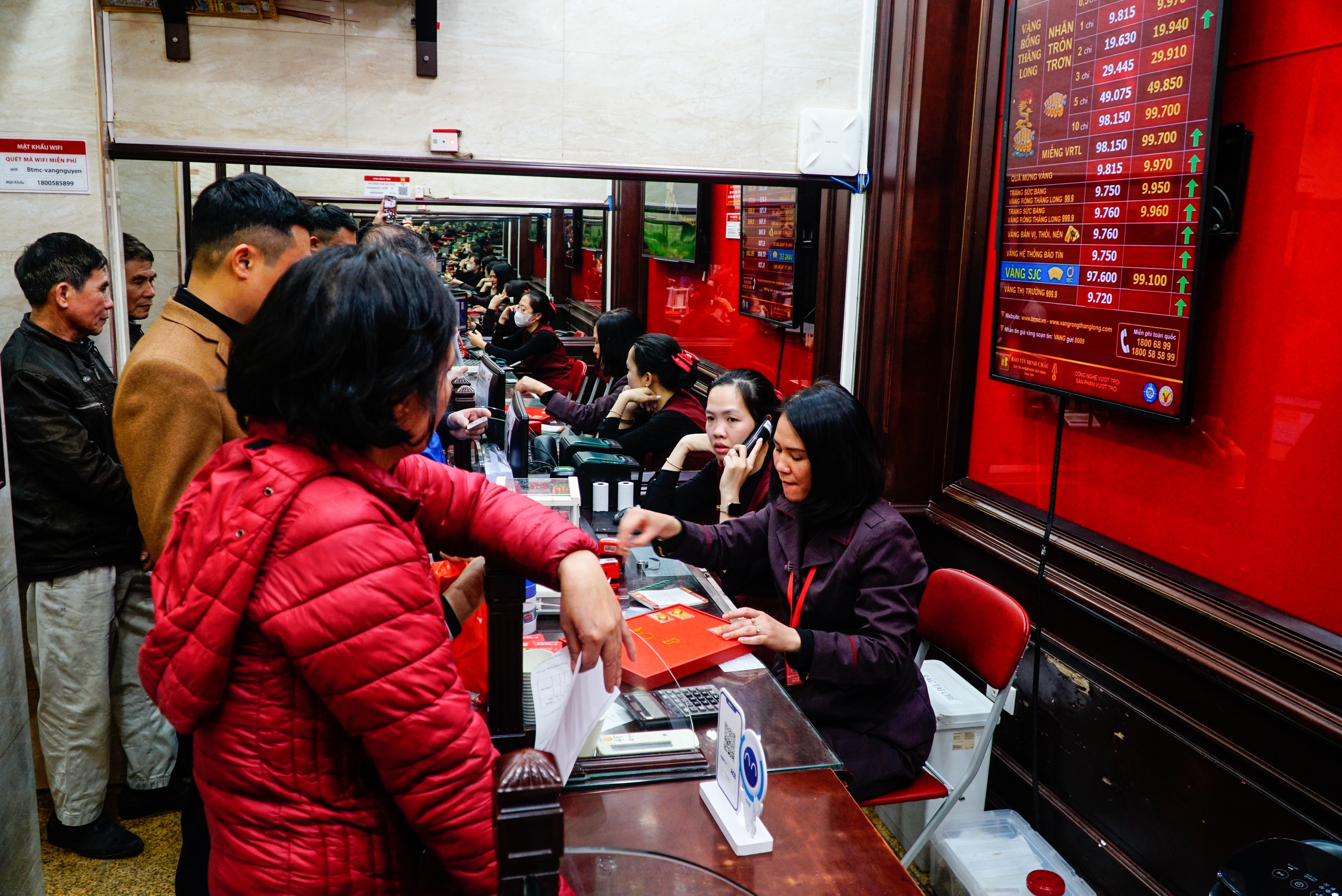 Gold price hits record 100 million VND/tael, queued for 2 hours to buy half a tael - Photo 3. Giá vàng lập kỉ lục 100 triệu đồng/lượng, xếp hàng 2 tiếng để mua nửa chỉ - Ảnh 3.