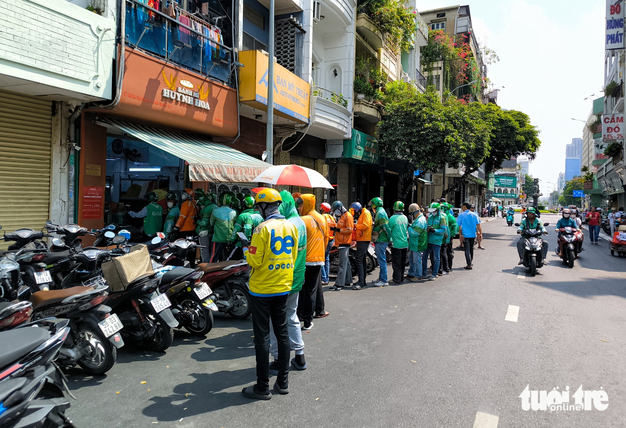 Mua bánh mì Huỳnh Hoa đứng tràn ra đường, quận 1 nói xử lý ngay - Ảnh 3.