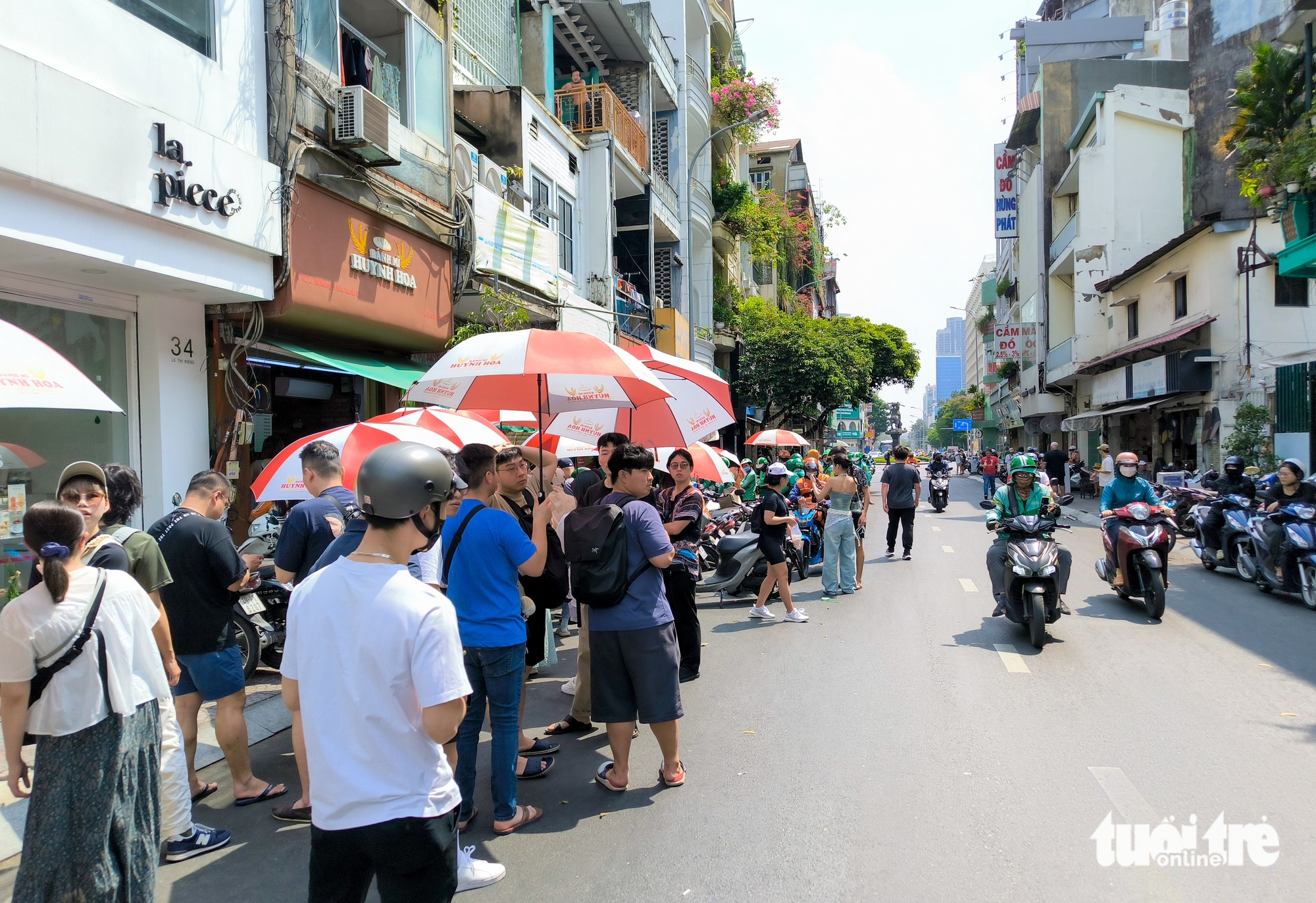 Mua bánh mì Huỳnh Hoa đứng tràn ra đường, quận 1 nói xử lý ngay - Ảnh 4.