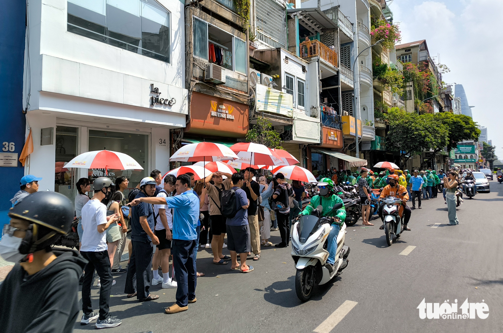 Mua bánh mì Huỳnh Hoa đứng tràn ra đường, quận 1 nói xử lý ngay - Ảnh 5.