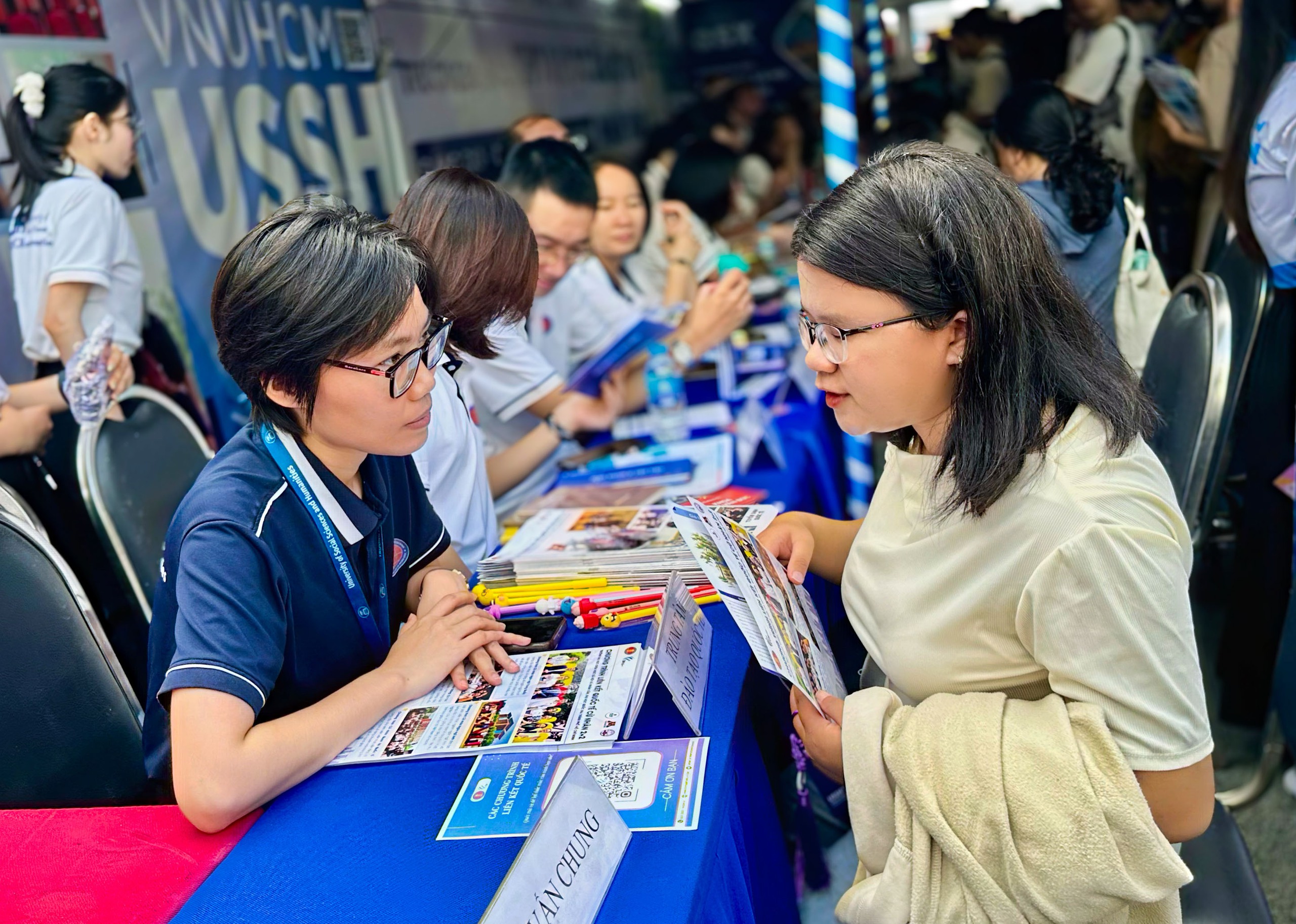 Ngày hội Tư vấn tuyển sinh - hướng nghiệp 2025 qua 'lăng kính' của sinh viên truyền thông - Ảnh 11.