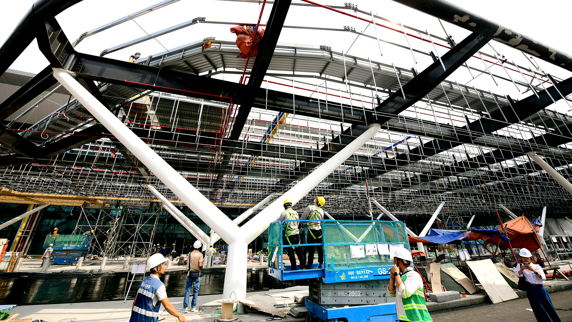 Tân Sơn Nhất thí điểm chuyến bay đi, đến nhà ga mới - Ảnh 1.