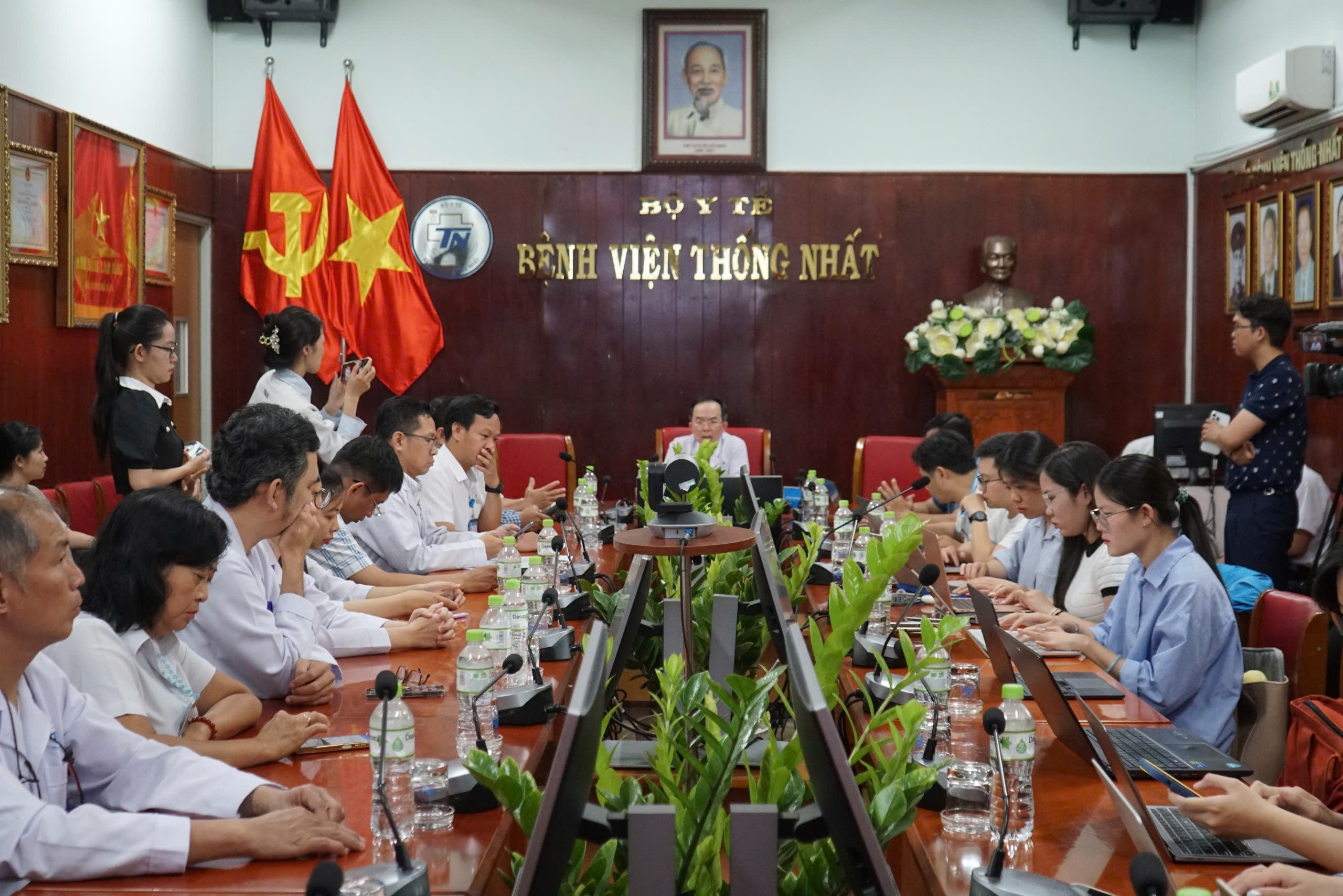 Nén đau thương, gia đình đồng ý cho con trai chết não hiến tạng cứu 7 người - Ảnh 1.