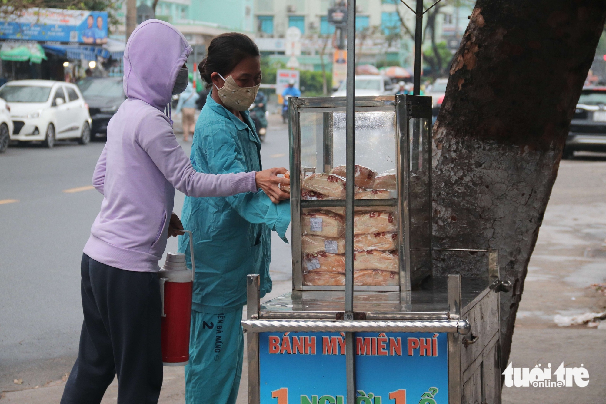 Thực hiện tâm nguyện của mẹ, con trai mở xe bánh mì miễn phí tặng người nghèo - Ảnh 1.