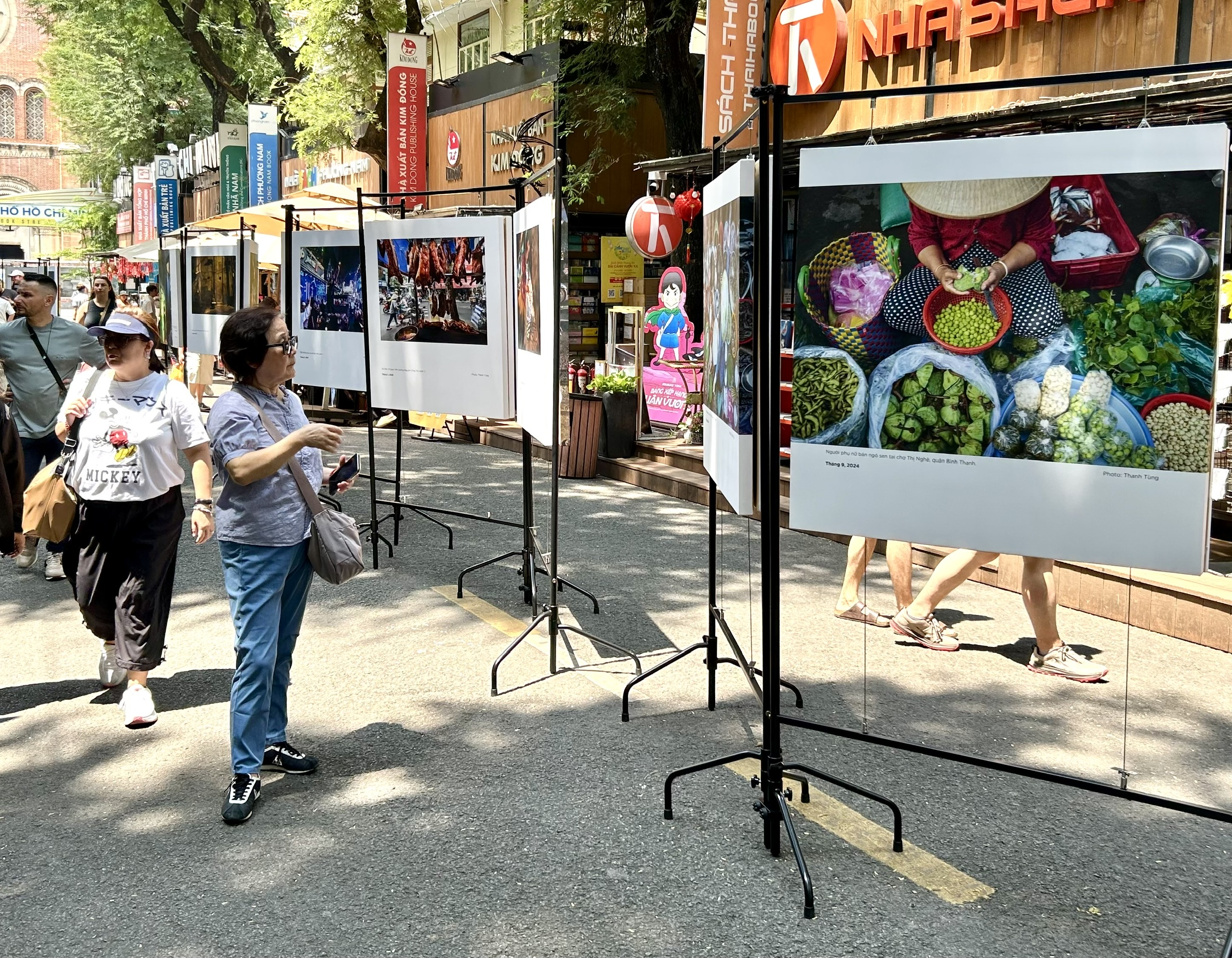 ការតាំងពិព័រណ៍រូបថត Saigon 365 អំពីឪពុក និងកូនប្រុស - រូបថតទី 2។ Triển lãm ảnh Saigon 365 của hai cha con Nguyễn Thanh Tùng và Bill Nguyễn - Ảnh 2.