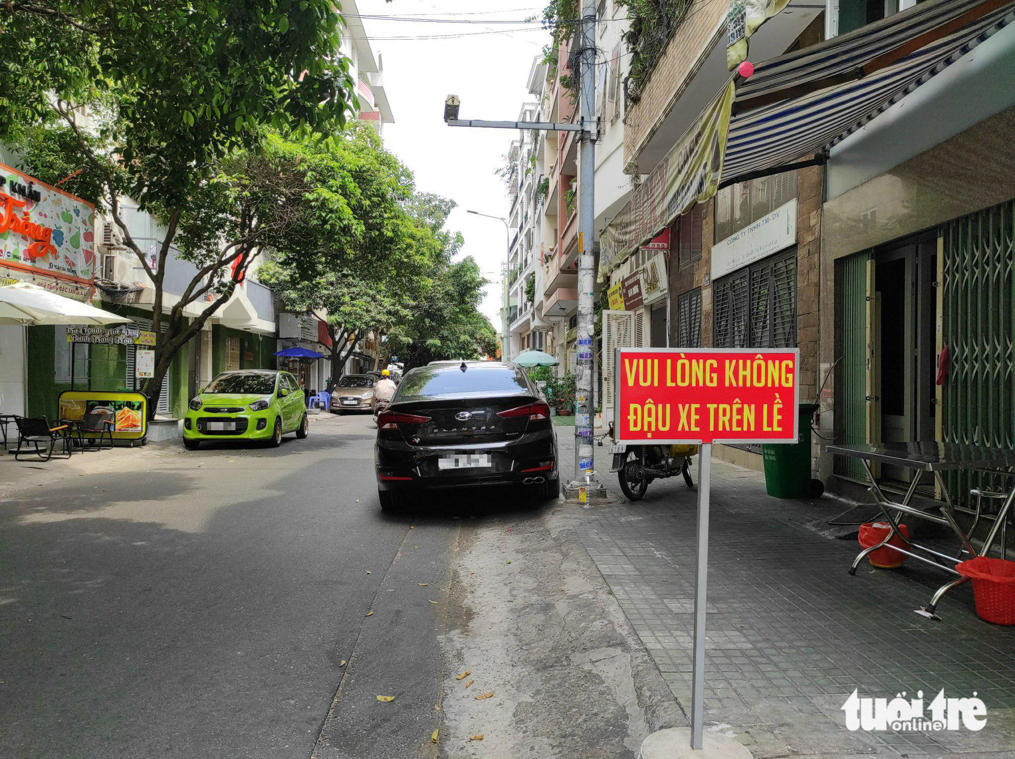 Dừng xe vô nhà ở đường cấm dừng, đổ xe có bị phạt không? - Ảnh 1.