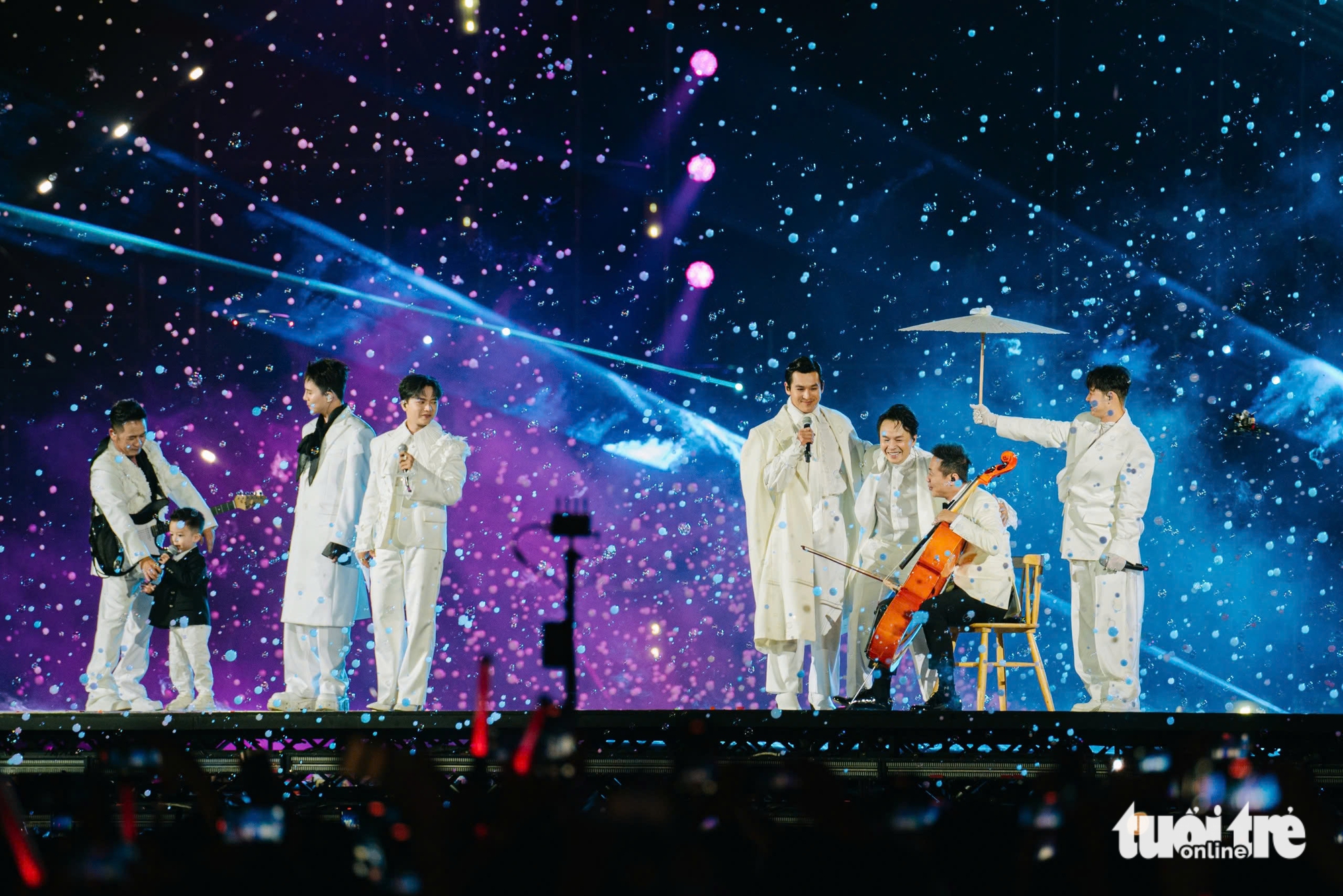 兄は数えきれないほどの困難を乗り越えて、コンサート5 - 写真5で北へ戻ってきます。 Anh trai vượt ngàn chông gai sẽ trở lại miền Bắc với concert 5 - Ảnh 5.