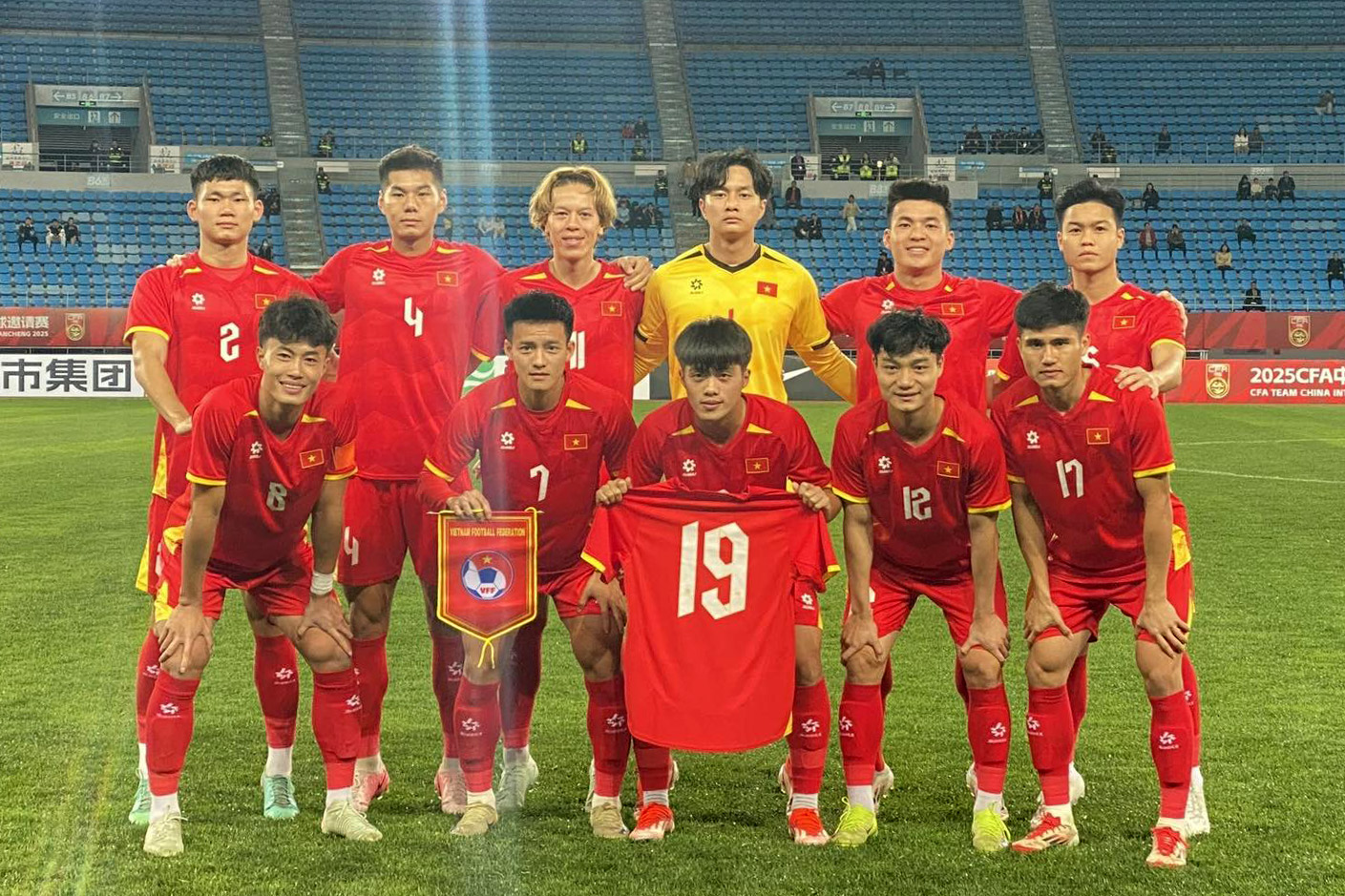 បាល់មាសវៀតណាមលើកទី 30 រង់ចាំស៊ីហ្គេម 33 - រូបថត 3 ។ Quả bóng vàng Việt Nam lần thứ 30 chờ SEA Games 33 - Ảnh 3.