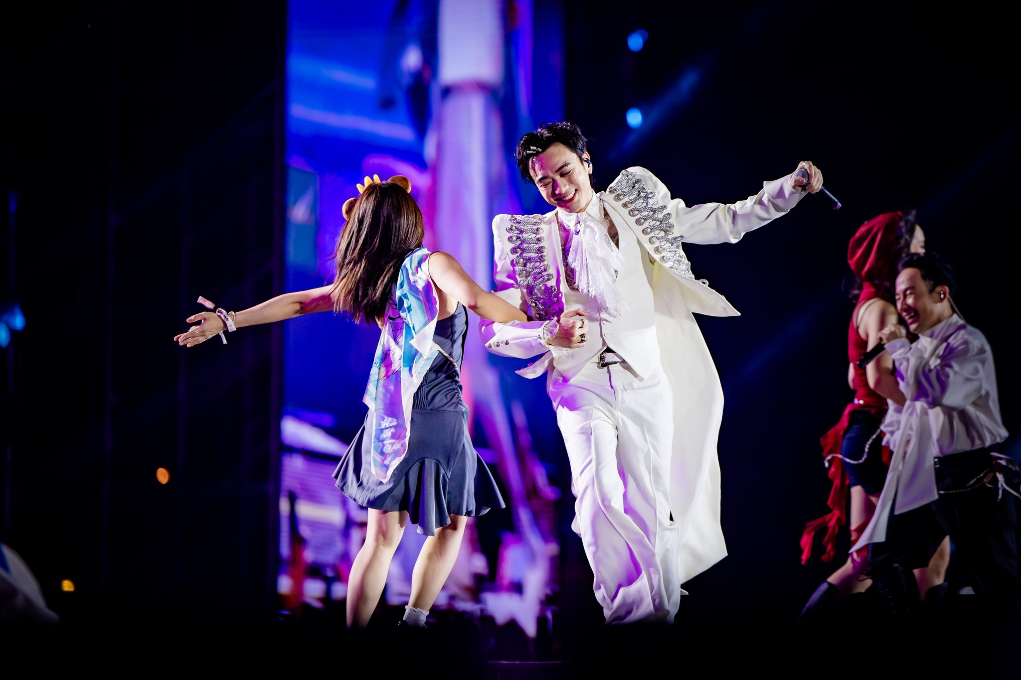 HIEUTHUHAI bảo vệ fan đội mưa xem concert Anh trai say hi; Soobin tuyển gấp 2 'công chúa' - Ảnh 2. Soobin - Ảnh 1.