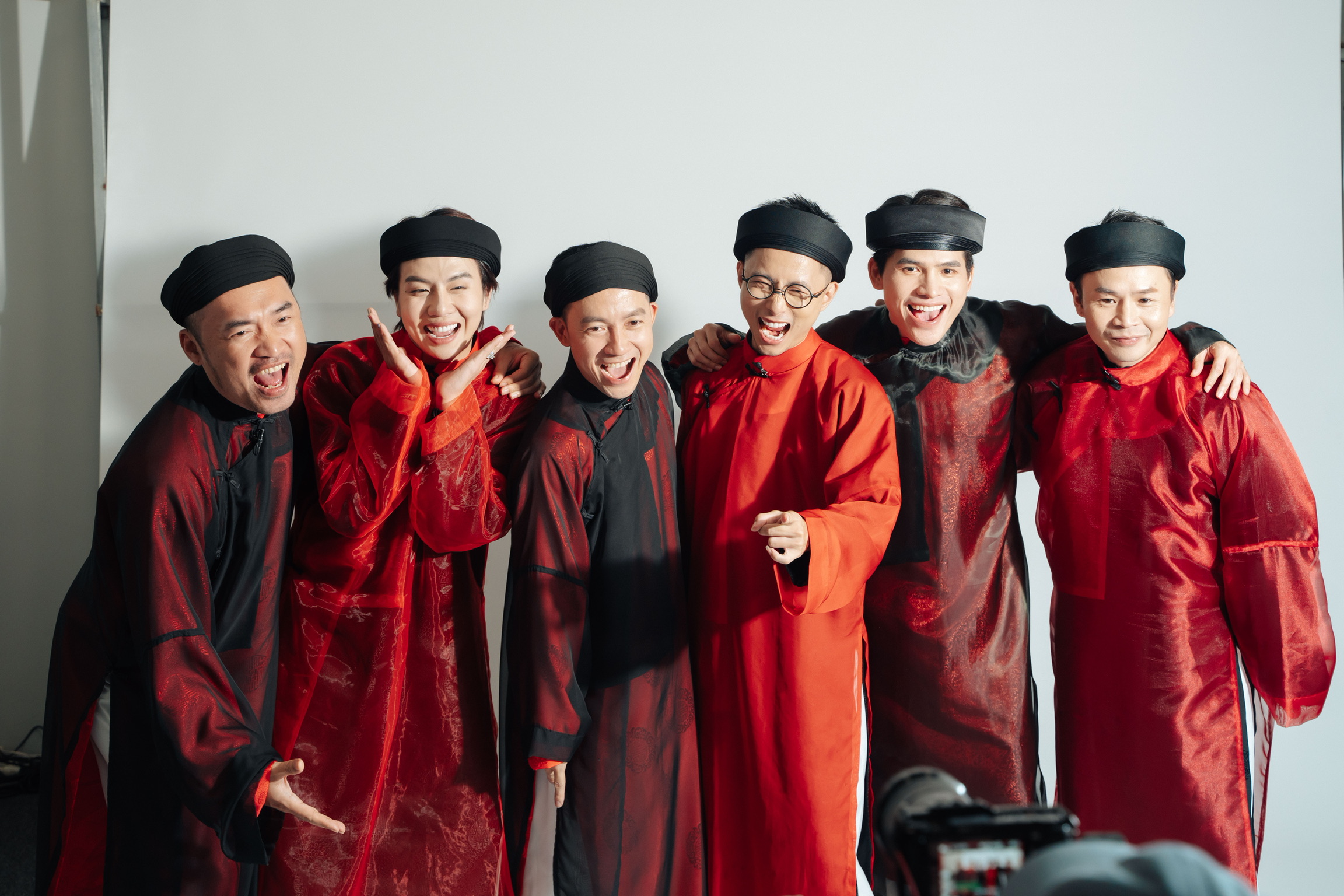 មើល Billionaire Kiss, Brother Overcoming a Thousand Husbands perform in Japan - រូបថត ៣. Anh trai vượt ngàn chông gai - Ảnh 3.