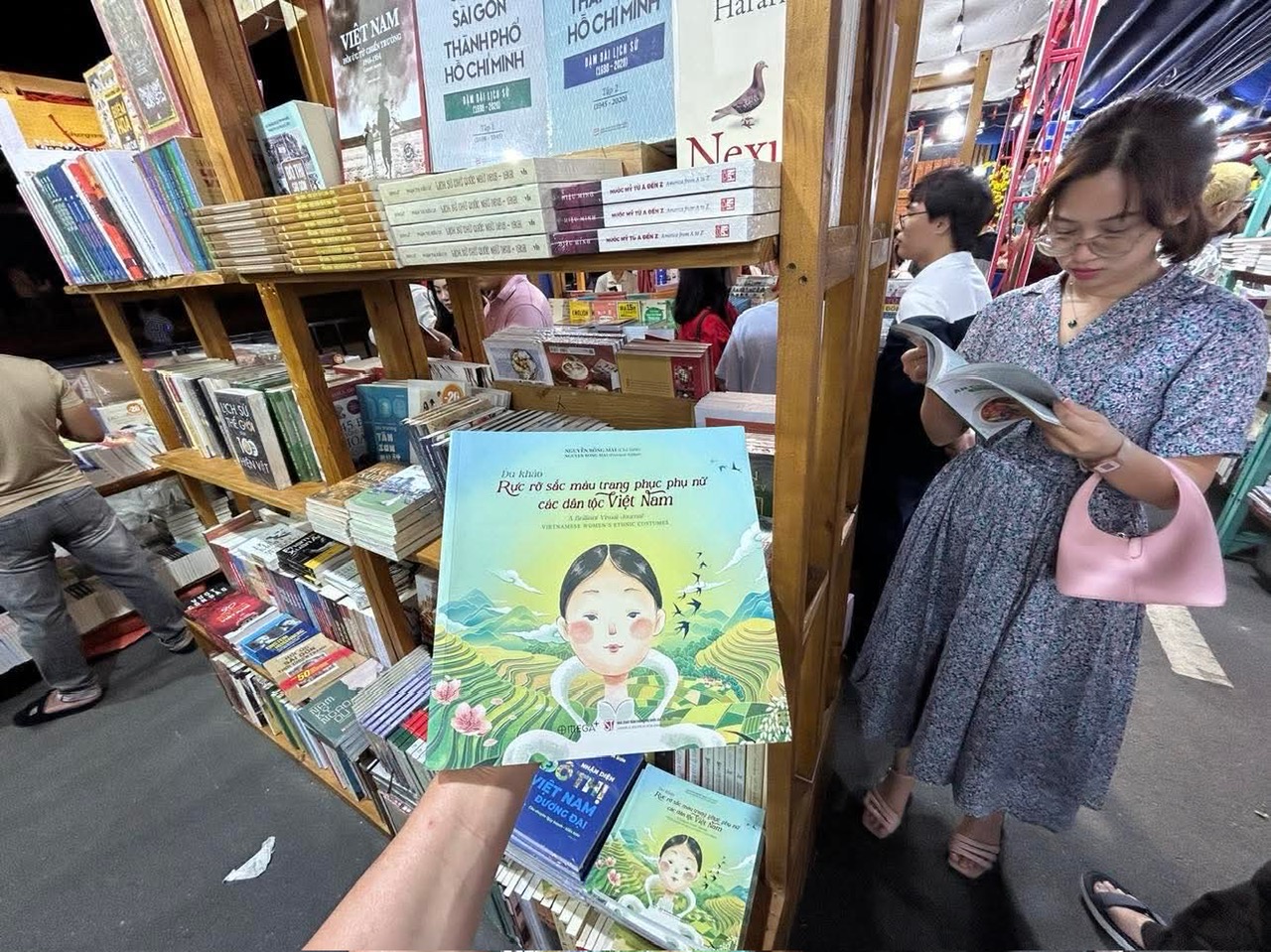 Proudly showcasing Ho Chi Minh City's Book Street and Nguyen Hue Flower Street - Photo 6. Tự hào Đường sách TP.HCM, Đường hoa Nguyễn Huệ - Ảnh 6.