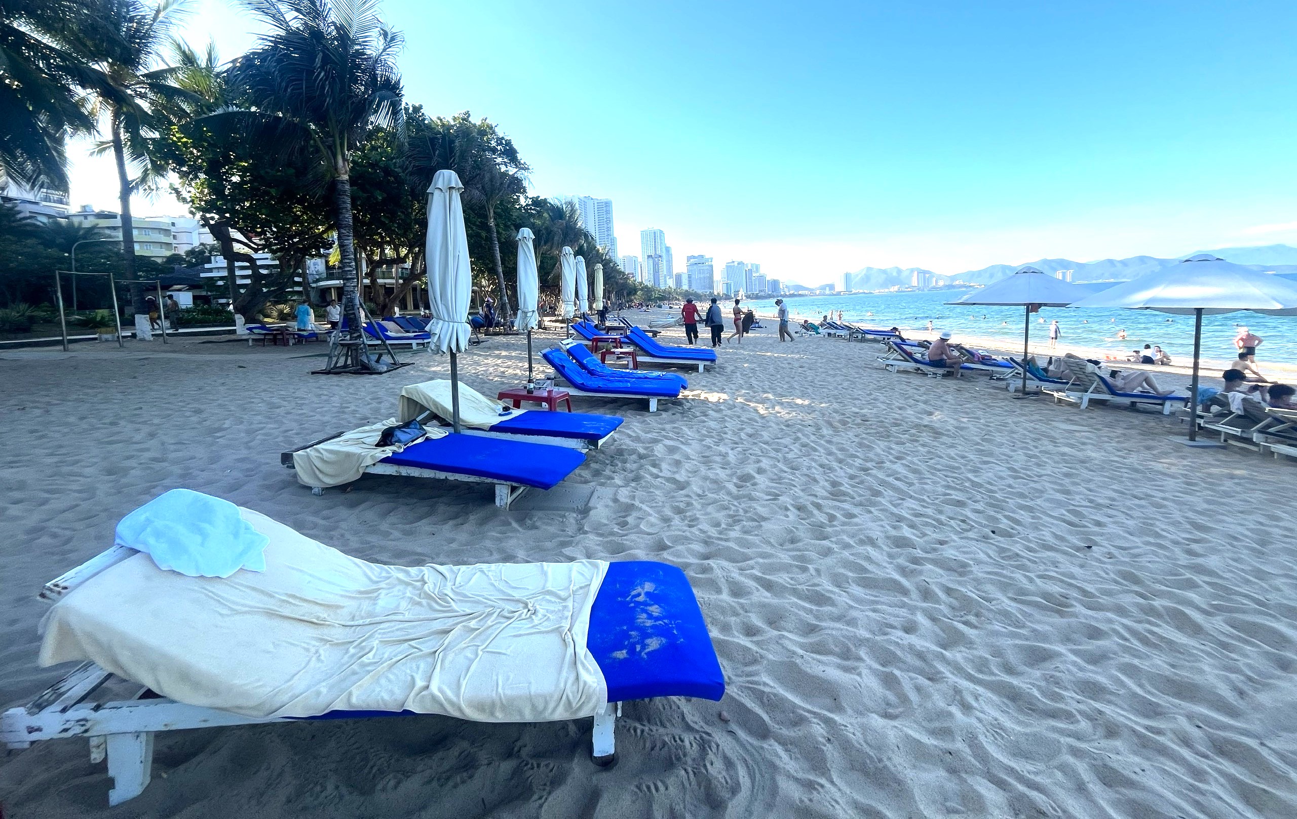 คดีเช่าช่วงโรงแรมริมชายหาดนาตรัง พบการละเมิดมากมาย - รูปที่ 1 Phát hiện khách sạn 4 sao lấn chiếm bãi biển Nha Trang - Ảnh 1.