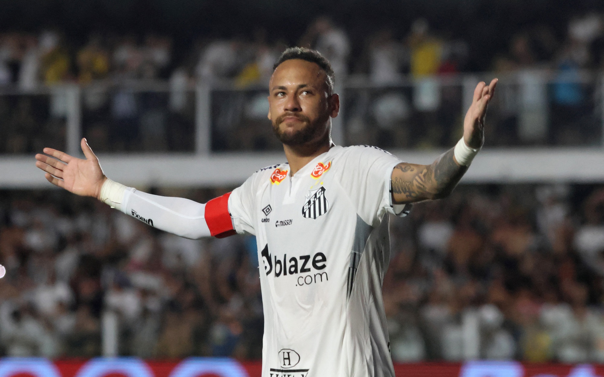 Xem siêu phẩm kiểu... 'con tôm' của bóng đá nữ mà Messi, Mbappe cũng phải thán phục - Ảnh 1.