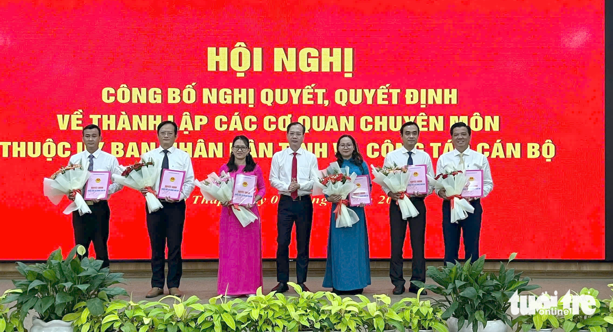 Trao quyết định quyền chủ tịch UBND tỉnh Đồng Tháp, bổ nhiệm 5 giám đốc sở mới - Ảnh 2.