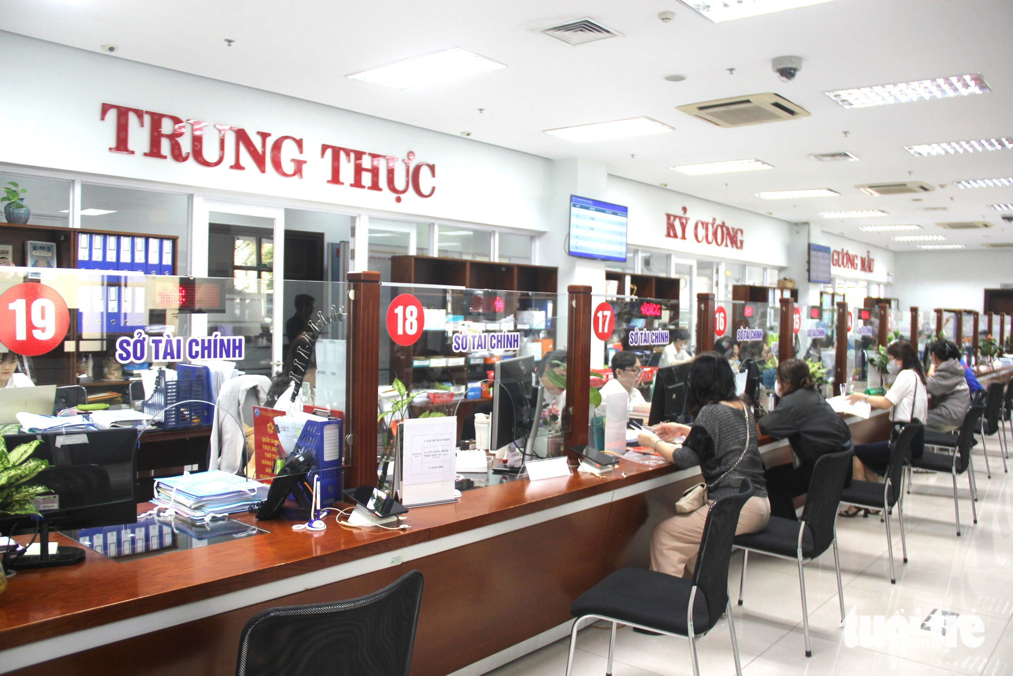 Tiếp nhận hồ sơ ngày đầu nhập sở ở Đà Nẵng: Vừa thông suốt, vừa thong dong - Ảnh 1.