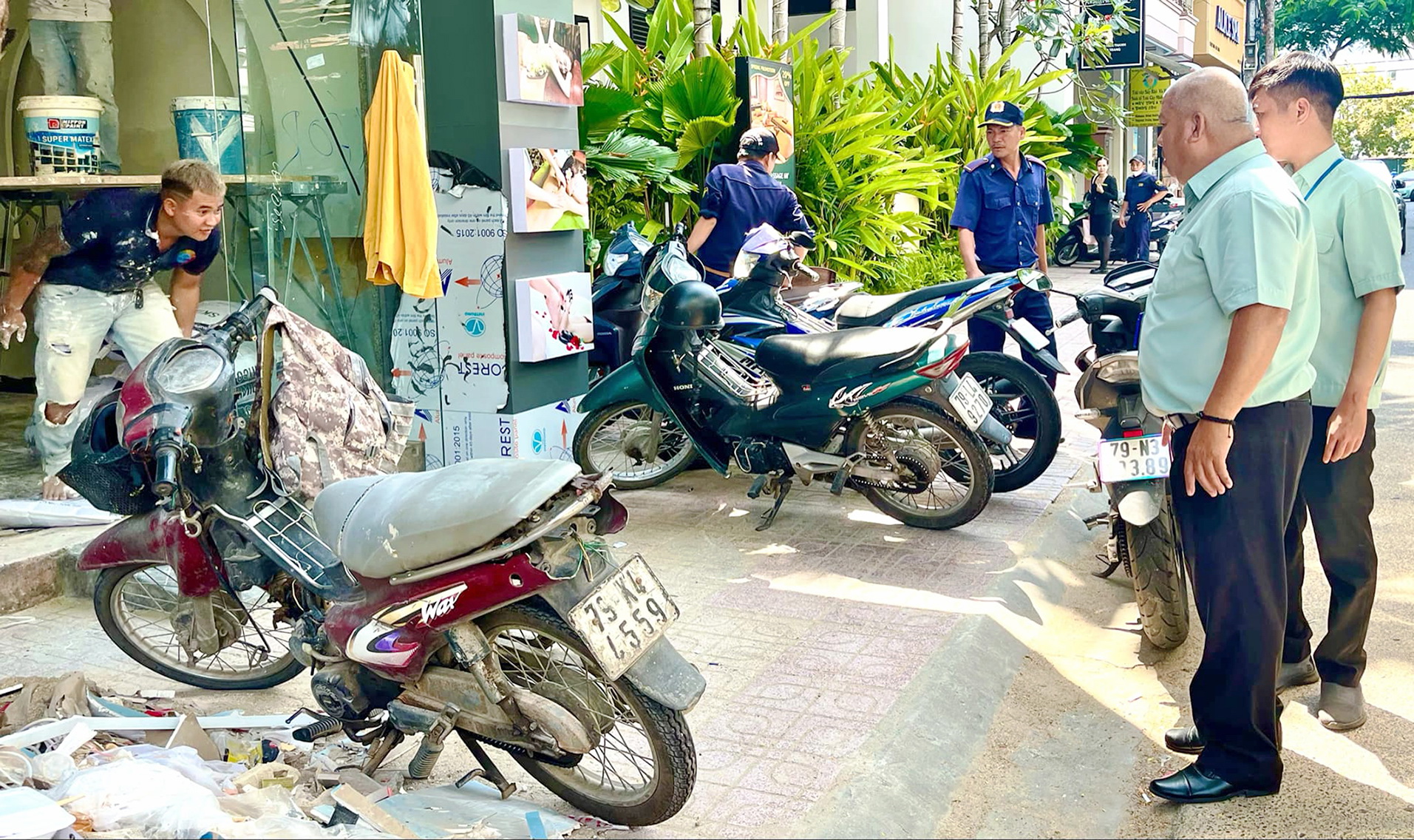 Dẹp nạn lấn chiếm vỉa hè: Bạn đọc Tuổi Trẻ tiếp tục đề xuất các giải pháp - Ảnh 3.