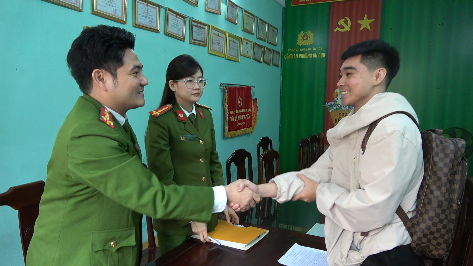 Bất ngờ nhận được 200 triệu, chàng trai báo ngay công an - Ảnh 1.