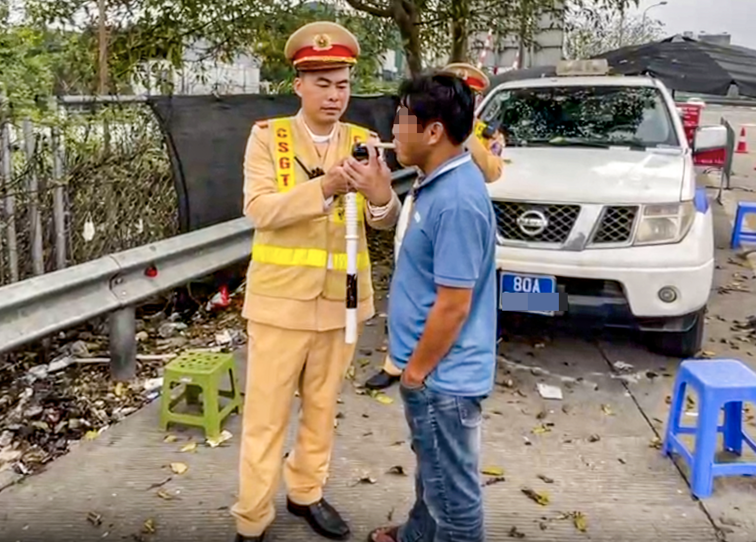 Nồng độ cồn gấp đôi mức 'kịch khung', người đàn ông vẫn lái xe container đi trên cao tốc - Ảnh 1.