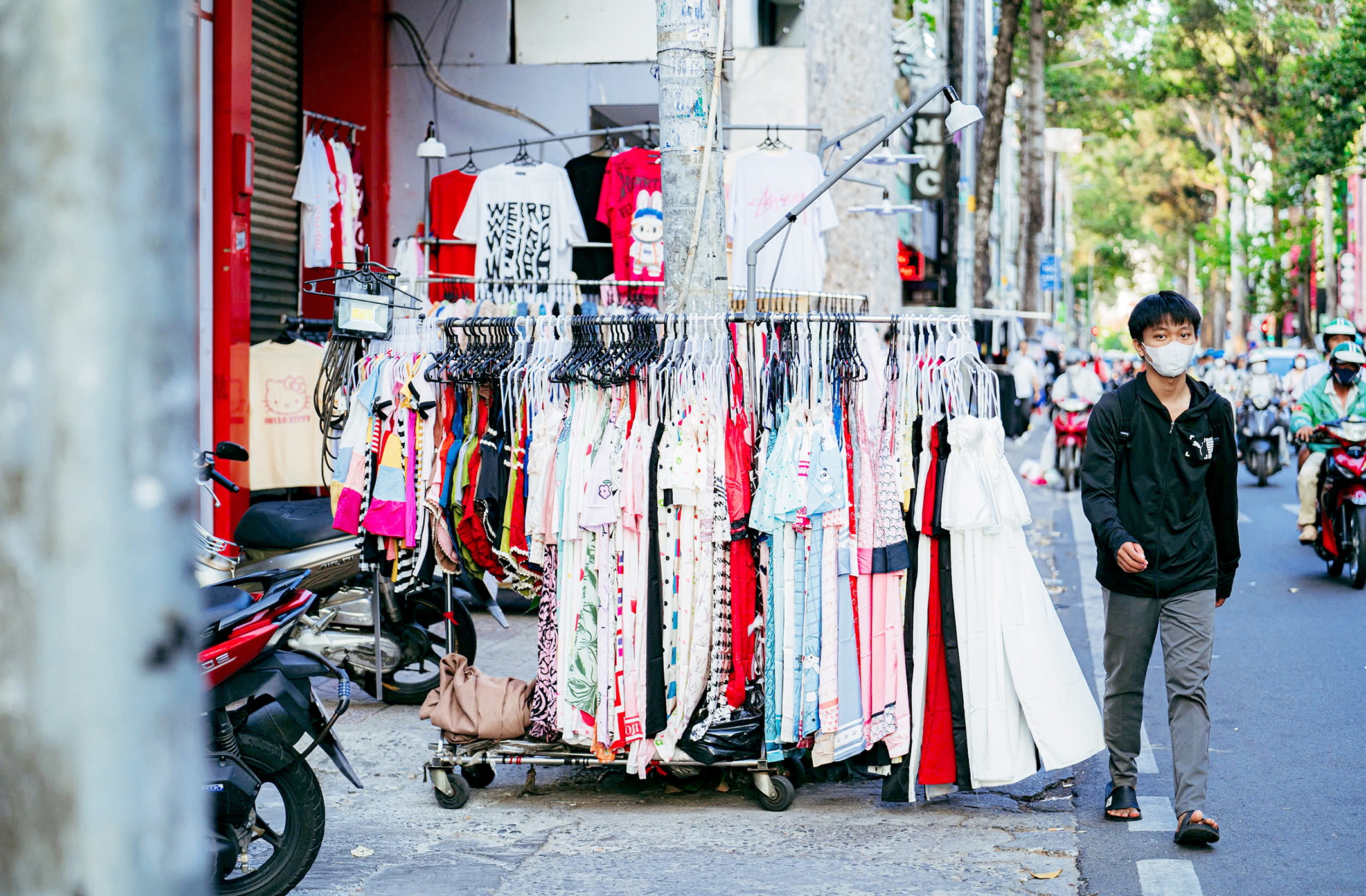 Dẹp nạn lấn chiếm vỉa hè: Bạn đọc Tuổi Trẻ tiếp tục đề xuất các giải pháp - Ảnh 1.