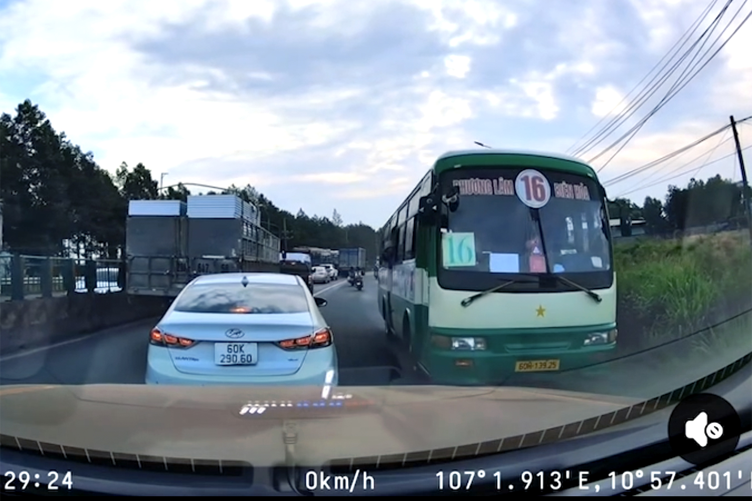 Lập biên bản tài xế xe buýt chạy ngược chiều trên quốc lộ 1 - Tuổi Trẻ ...