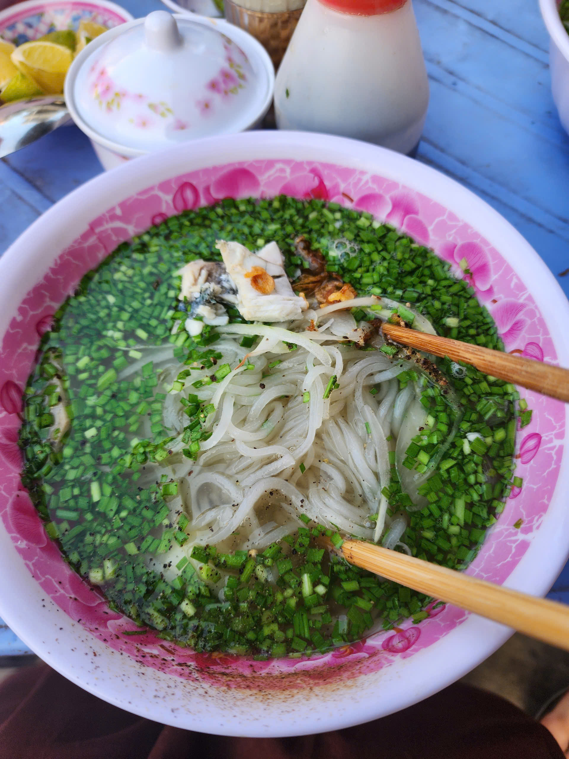 Đi phượt 1.000km để kỷ niệm ngày cưới, đẹp mê phong cảnh dải biển miền Trung - Ảnh 6.