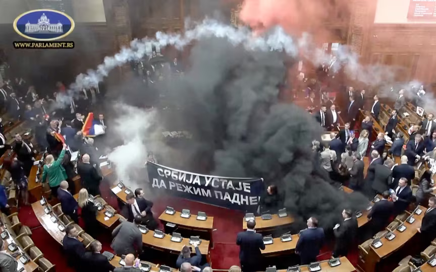 Các nữ nghị sĩ kéo tóc, đấm nhau ngay trên bục phát biểu - Ảnh 1.