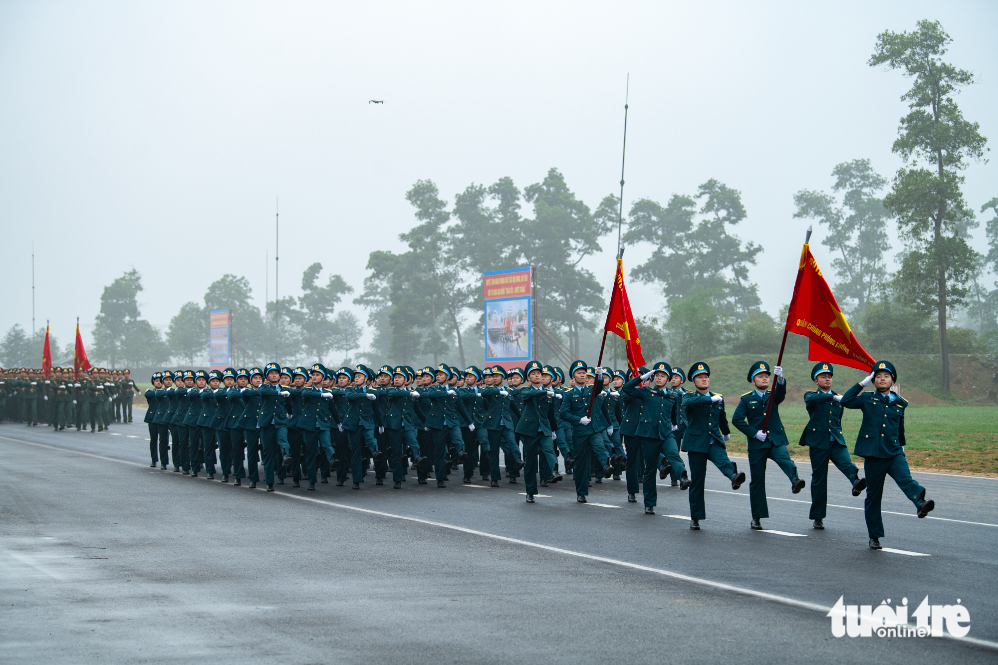 Diễu binh, diễu hành thể hiện sức mạnh của quân đội sau 50 thống nhất đất nước - Ảnh 6.