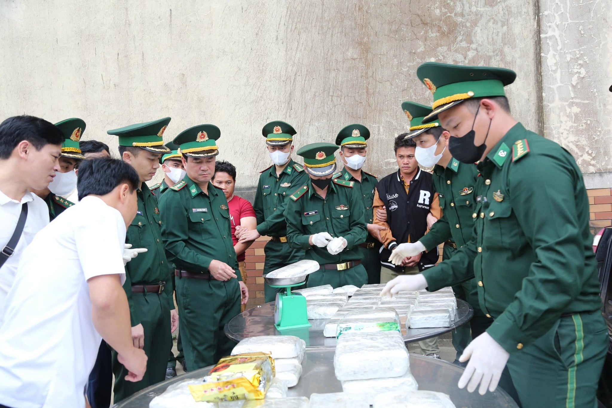 Lính biên phòng và cuộc chiến chặt vòi bạch tuộc ma túy: Hốc bí mật trên xe và những gói hàng đen - Ảnh 3.