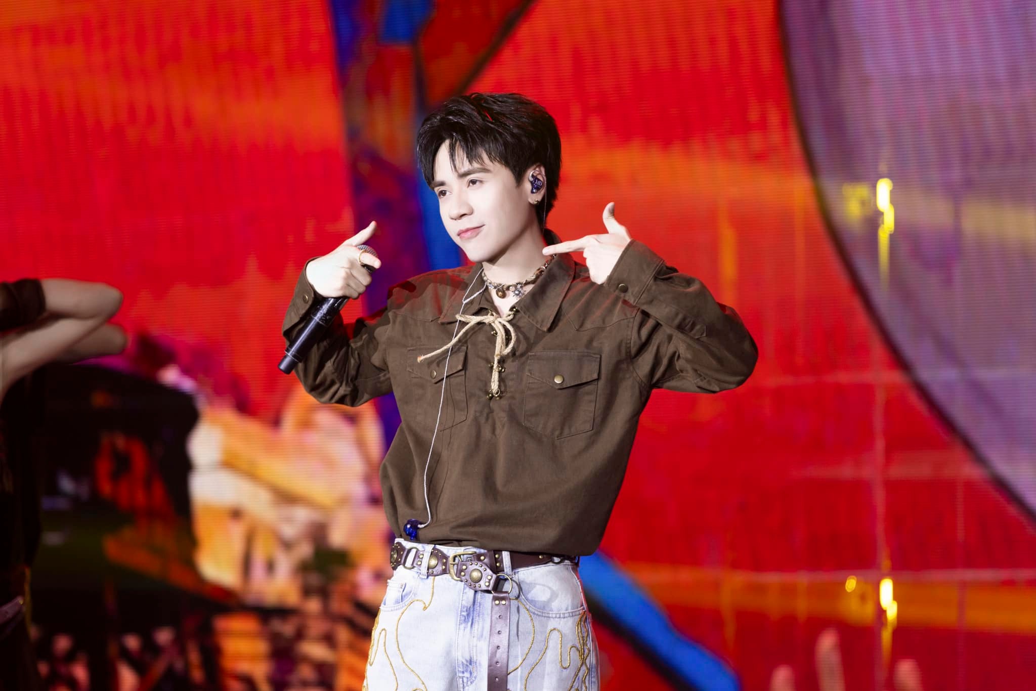 Quang Hung MasterD ve Psychic Fever grubu Vietnam - Japonya Festivali 2025'in sahnesini salladı - Fotoğraf 3. Quang Hùng MasterD, nhóm Psychic Fever khuấy động sân khấu Lễ hội Việt Nhật 2025 - Ảnh 3.
