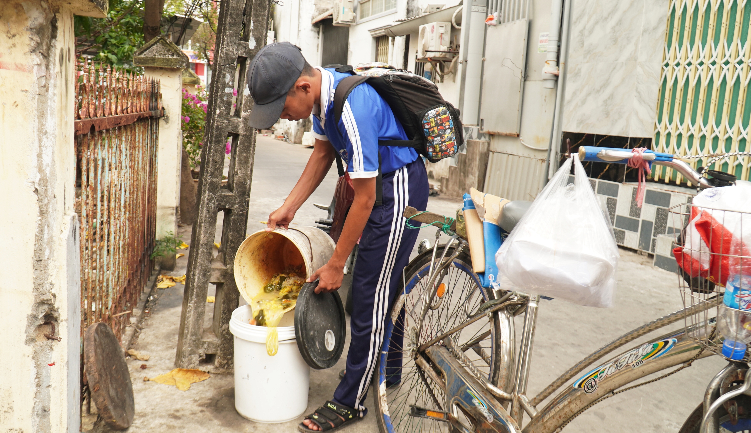 Xúc động hình ảnh cậu học trò Đất Mũi xách cặn, lượm ve chai trên đường đến trường  - Ảnh 8.