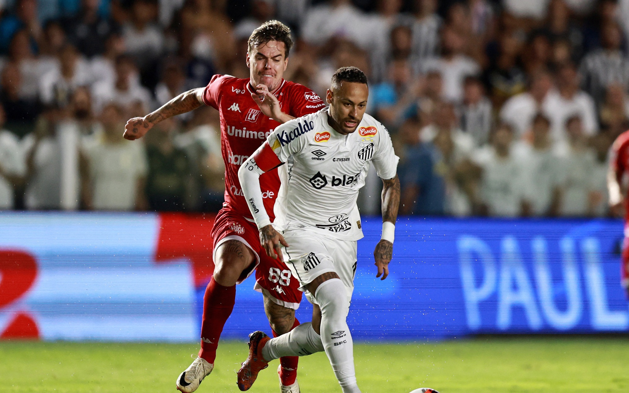 Neymar nhận thẻ đỏ vì ghi bàn bằng... tay - Ảnh 1.