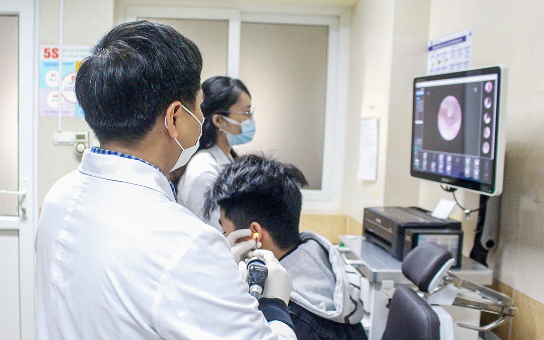 Người lớn cũng viêm tai giữa, coi chừng biến chứng viêm màng não - Ảnh 1. Người lớn cũng viêm tai giữa, coi chừng biến chứng viêm màng não - Ảnh 1.