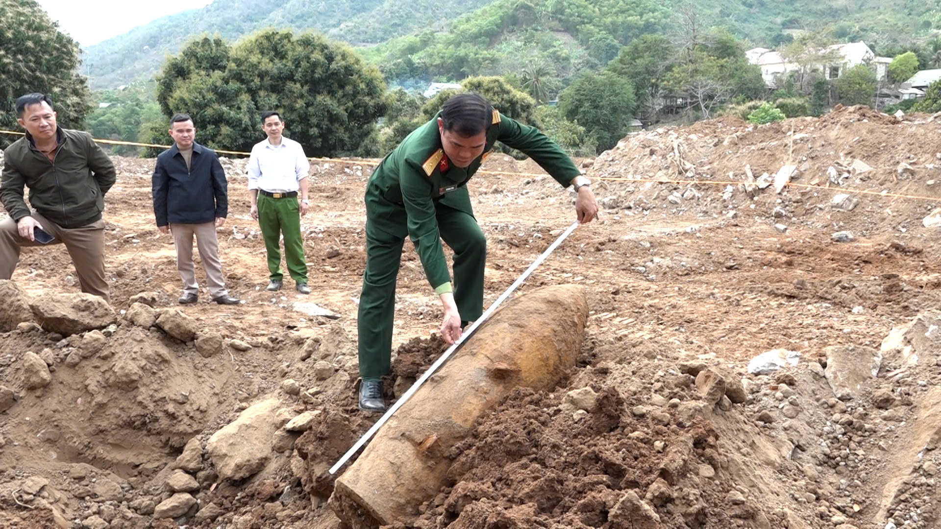 Phát hiện quả bom dài 1,3m tại huyện Mường Lát - Ảnh 1.