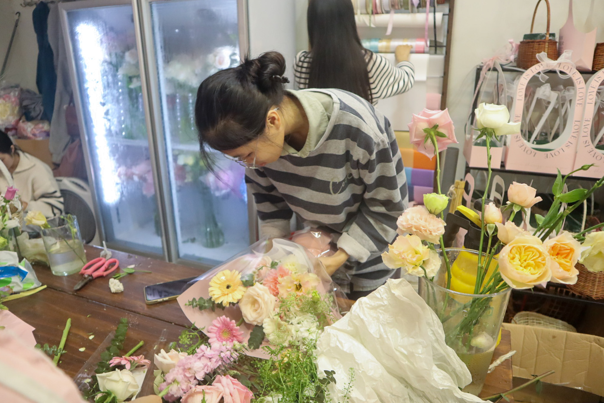Chủ tiệm hoa, tiệm len 'tung chiêu' tuyển shipper, người gói hoa ngày 8-3 - Ảnh 1. Gần 8-3, chủ tiệm 'tung chiêu' tuyển người làm, hoa Baby Three 'hút' khách - Ảnh 1.