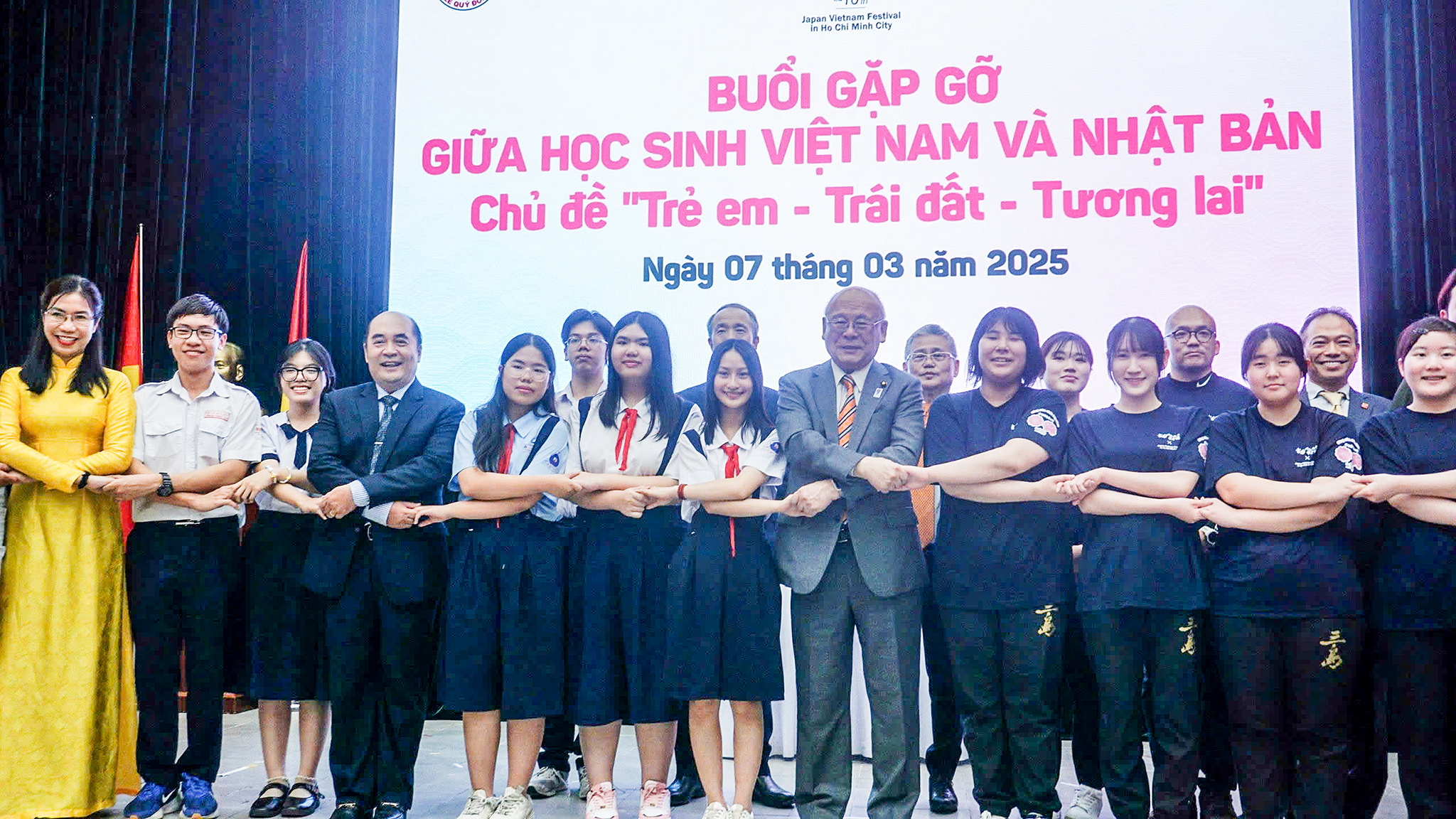 Học sinh Nhật Bản mang thư pháp đến biểu diễn tại Việt Nam - Ảnh 4. Học sinh Nhật Bản mang thư pháp đến biểu diễn tại Việt Nam - Ảnh 4.
