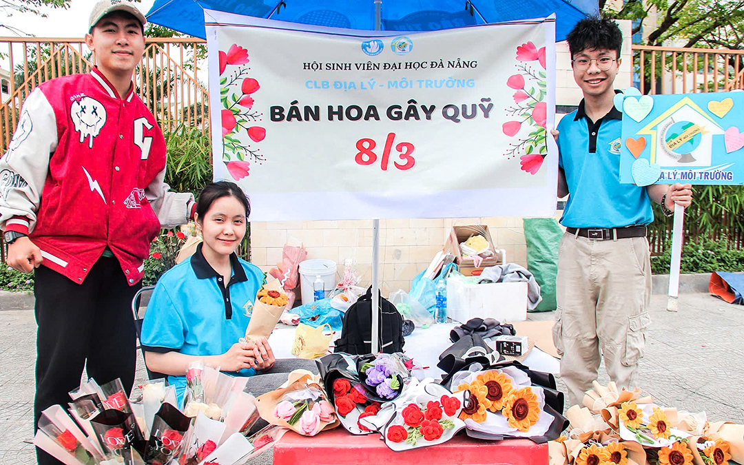 Sinh viên góp công làm hoa handmade, bán dịp 8-3 gây quỹ từ thiện - Ảnh 1. Sinh viên góp công làm hoa handmade, bán dịp 8-3 gây quỹ từ thiện - Ảnh 1.