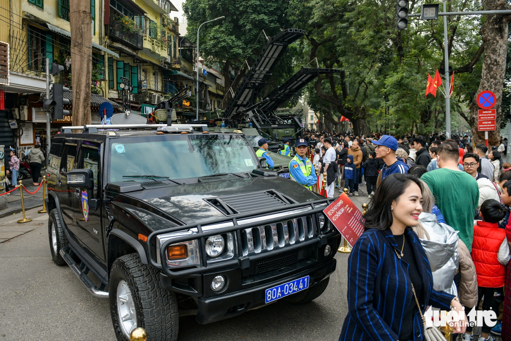 Dàn xe bọc thép, lội nước, phòng chống bạo loạn xuất hiện giữa phố Hà Nội  - Ảnh 10.