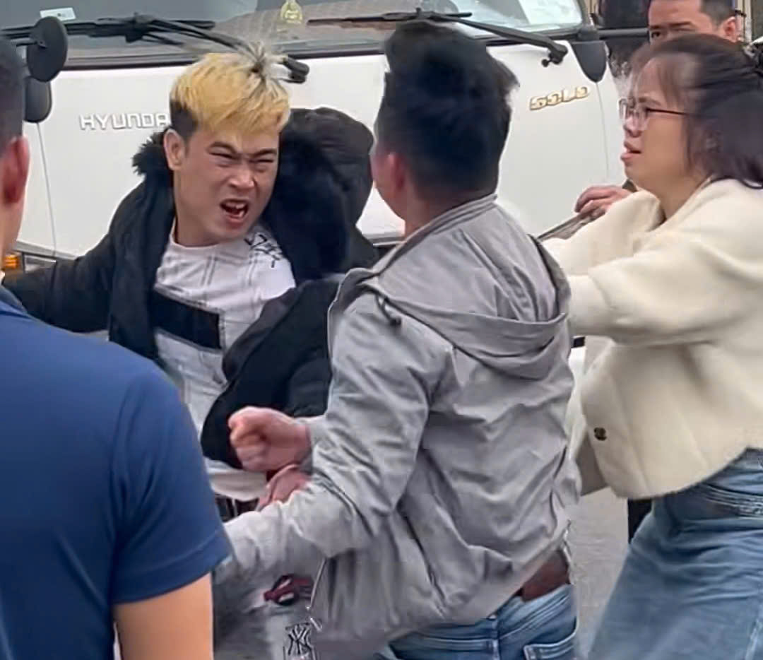 Nam tài xế có biểu hiện không bình thường chặn xe, tung ‘liên hoàn cước’ vào tài xế khác - Ảnh 1.