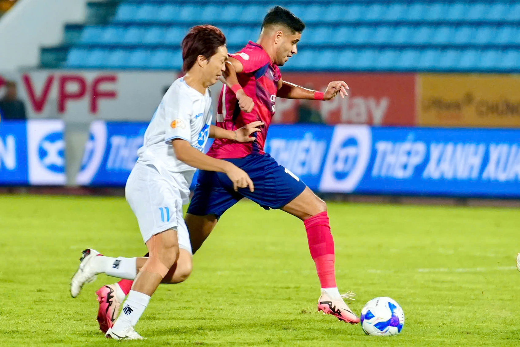 Vòng 16 V-League 2024-2025: Chạm trán hấp dẫn - Ảnh 1. Vòng 16 V-League 2024-2025: Chạm trán hấp dẫn - Ảnh 1.