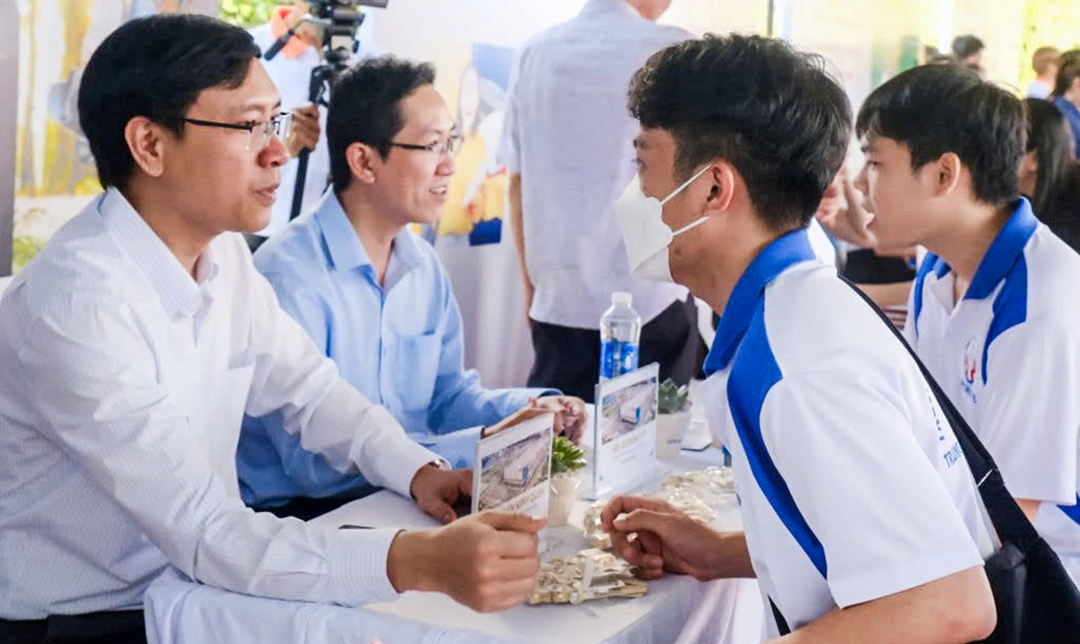 Ngày hội tuyển dụng, có doanh nghiệp muốn tuyển cả ngàn lao động - Ảnh 1. Mở ra nhiều cơ hội việc làm - Ảnh 1.